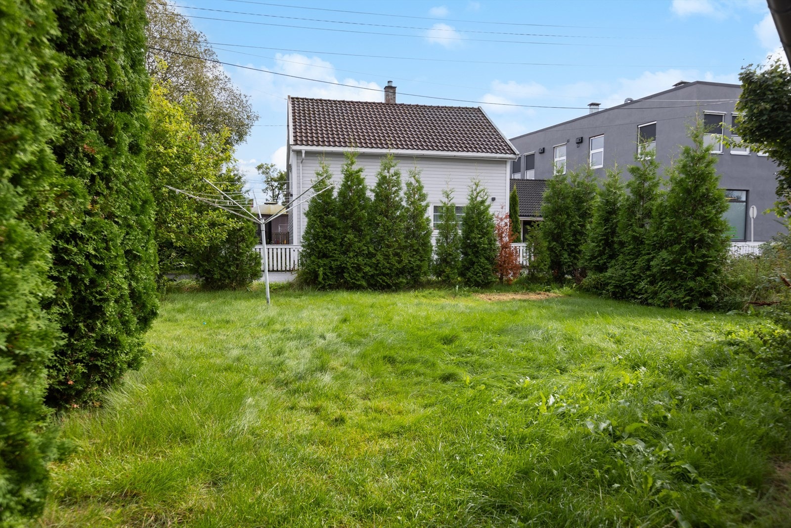 Boligen har tilgang på stor felles hage. Galleribilde