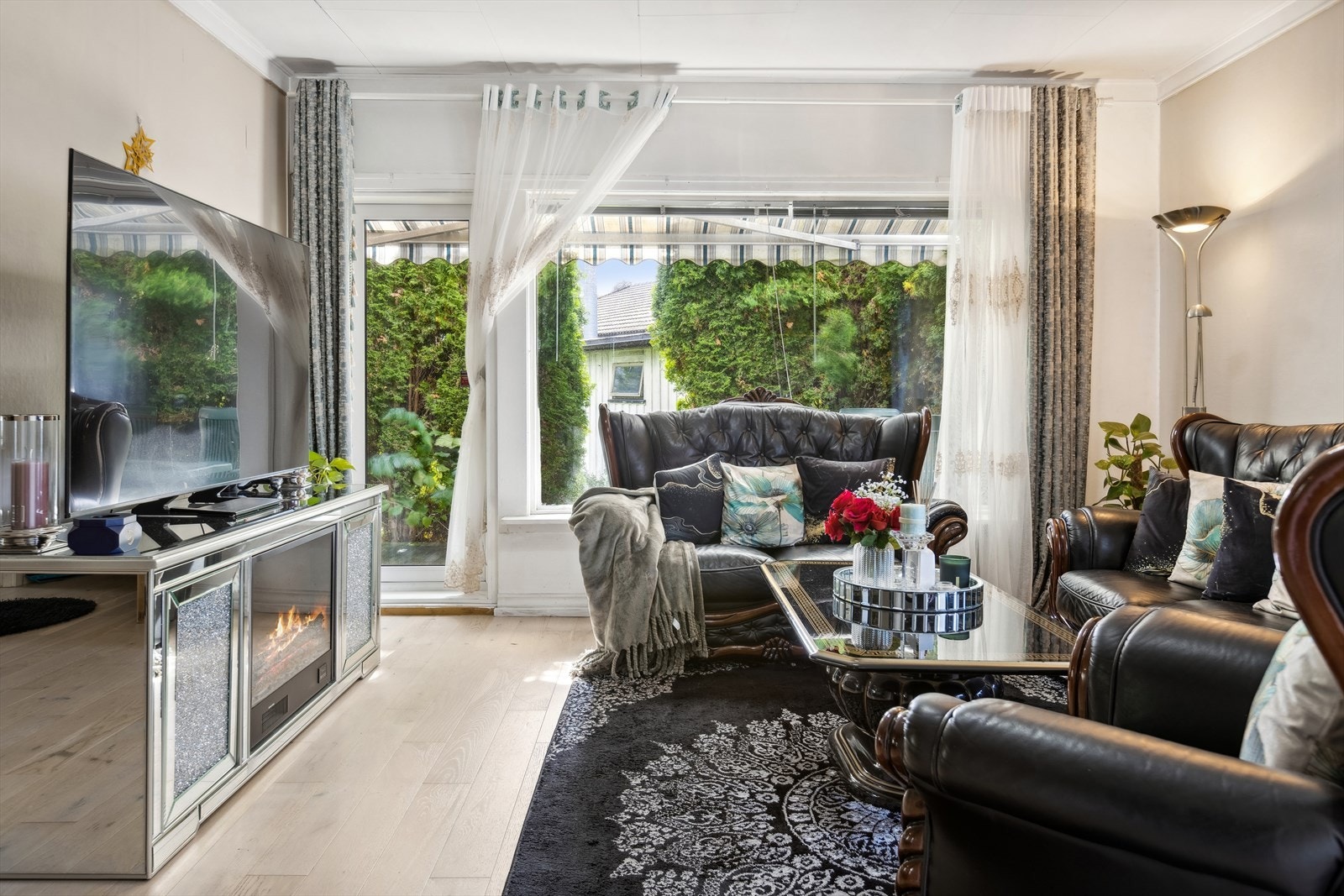 Direkte utgang fra stue til utvendig terrasse Galleribilde