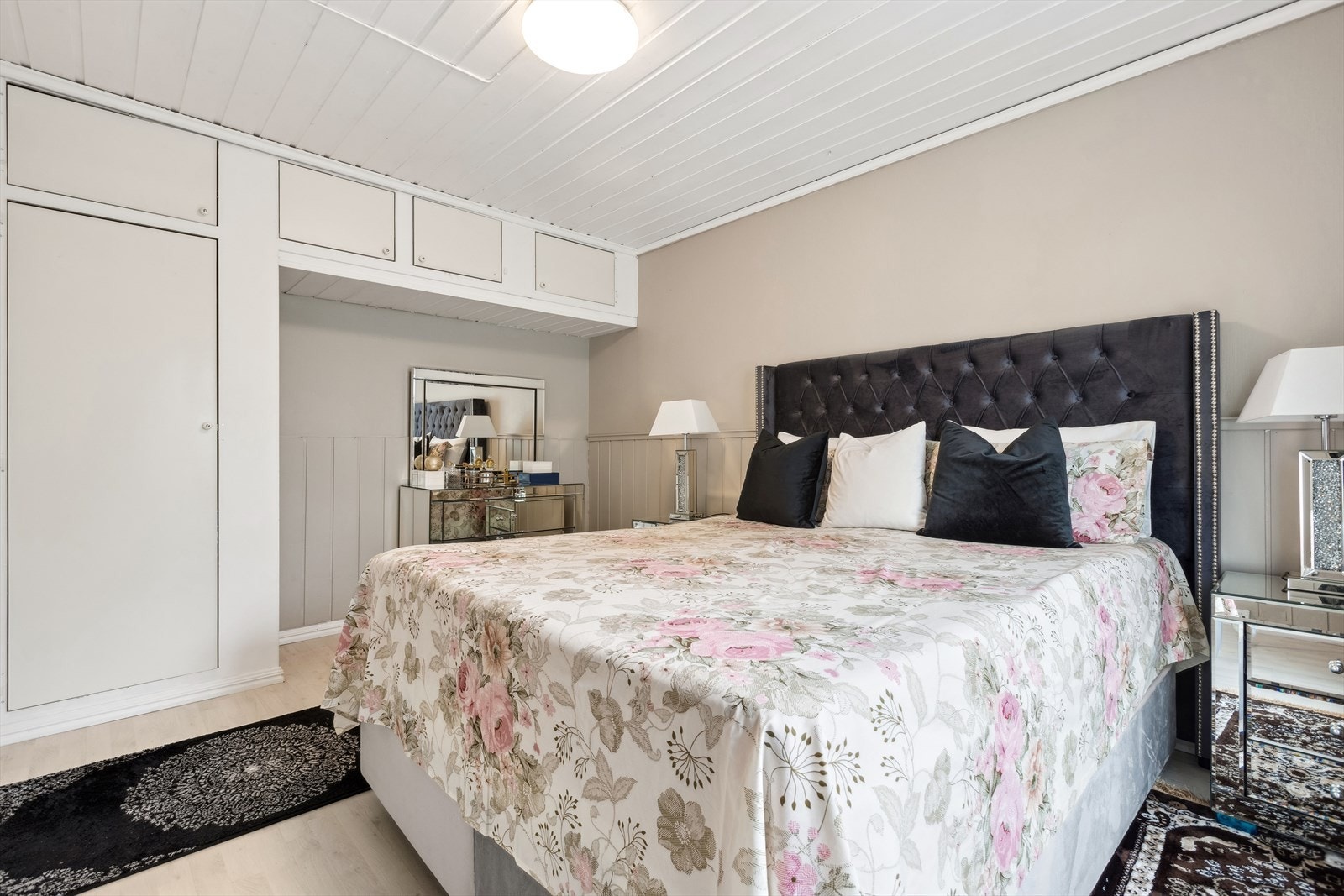 Soverom I er av god størrelse og har flere møbleringsmuligheter. Galleribilde