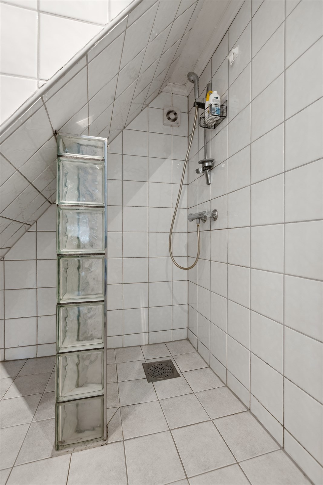 Baderommet er av en noe eldre dato med varmekabler. Galleribilde