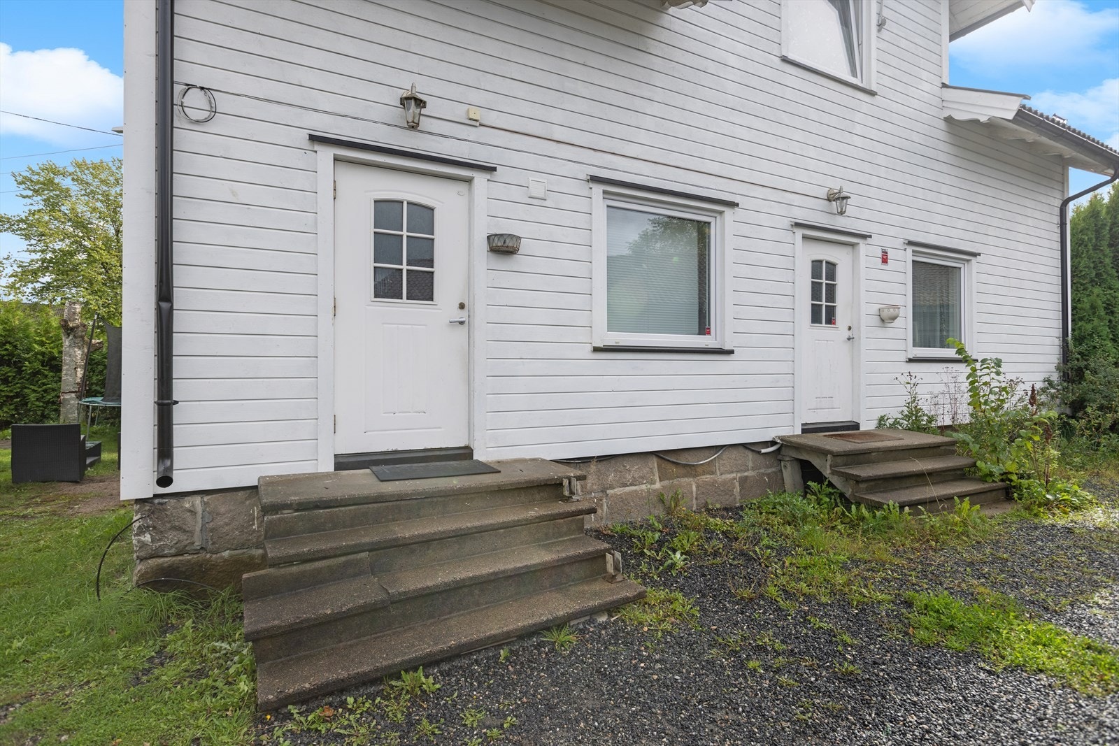 Leilighetene har separate innganger. Inngang til 1.etg er døren til høyre på bildet. Galleribilde