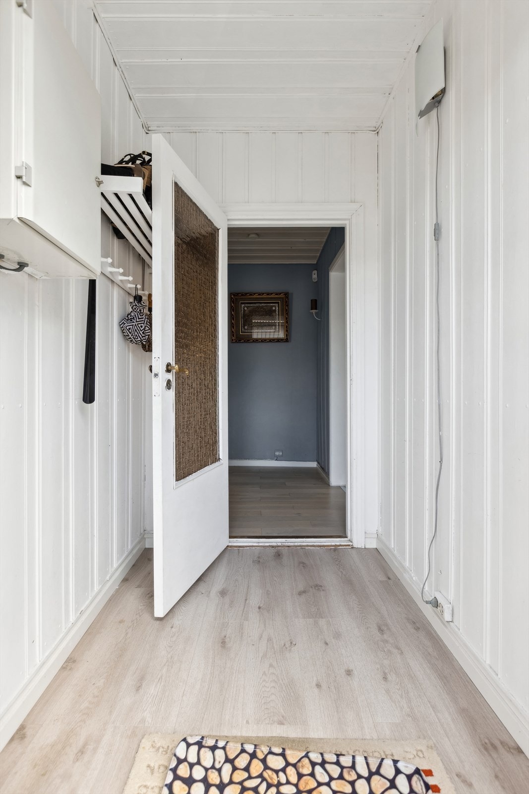 Gangen har god plass for oppbevaringsmuligheter av uteklær. Galleribilde