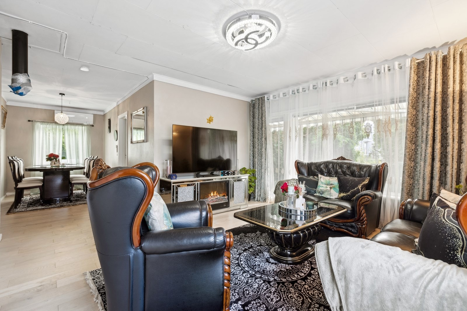 Stuen er romslig med naturlig lysinnslipp. Galleribilde