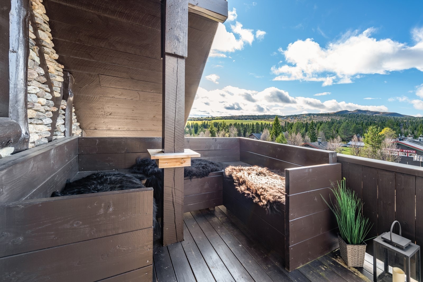 Vestvendt veranda med gode solforhold og fin utsikt. Galleribilde