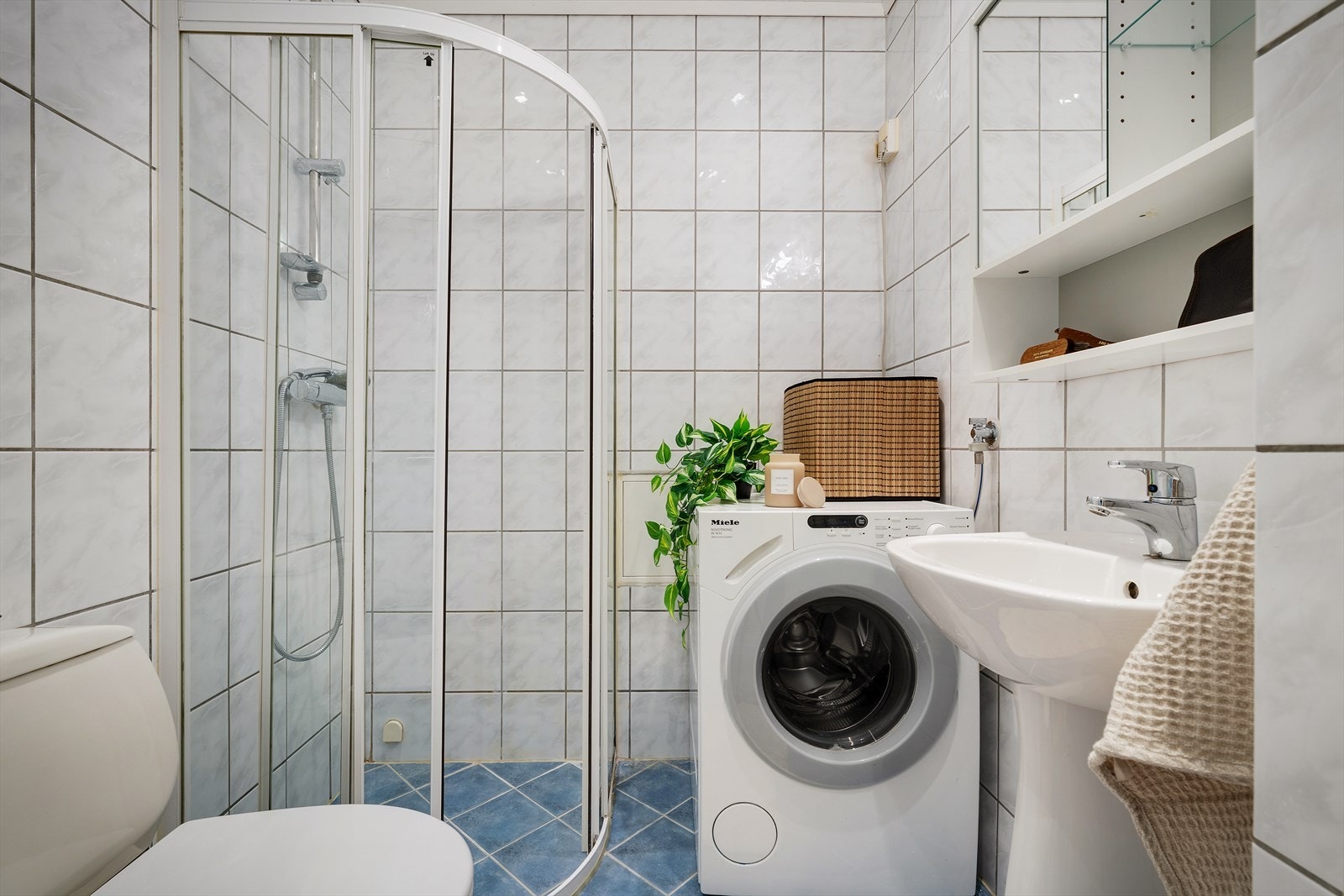 - Ny eier får gleden av behagelig gulvvarme og innfelte downlights i himling - Galleribilde