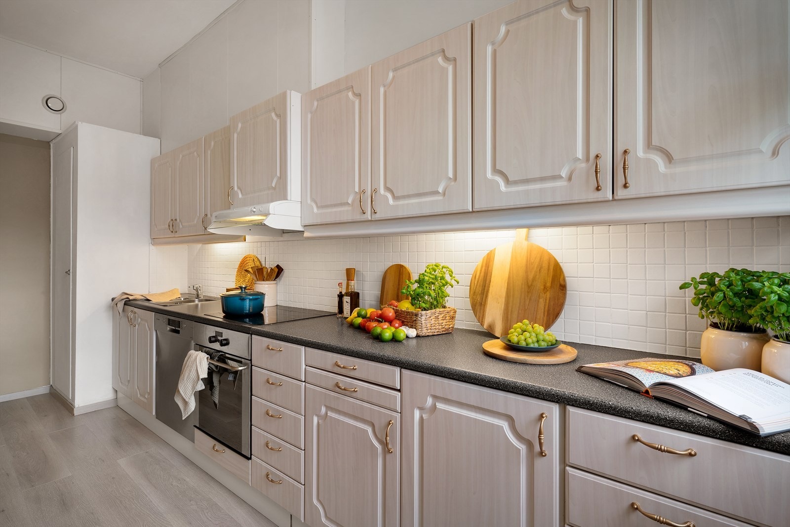 - På kjøkkenet er det god skap- og benkeplass som gjør matlagingen til en drøm - Galleribilde