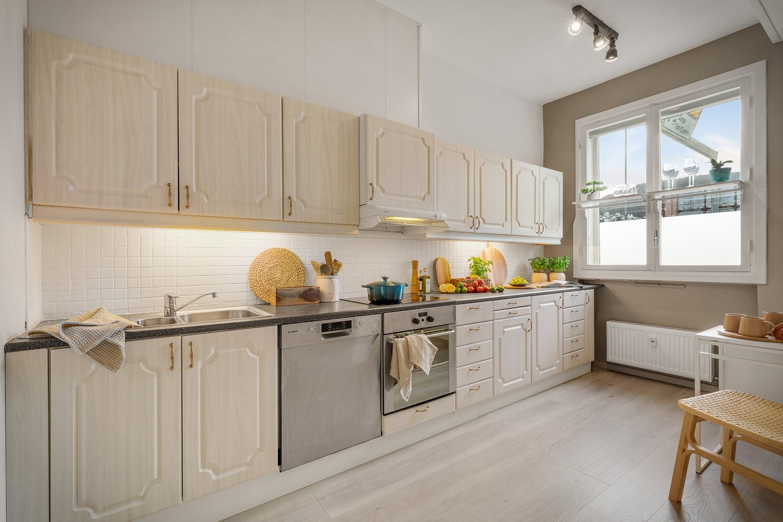 - Separat kjøkkenrom på 11,7m². Klassisk innredning med profilerte fronter og benkeplate av laminat - Galleribilde