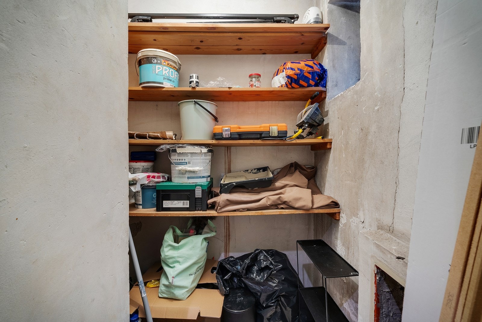 - Tilhørende ekstern bod med hylleløsning for optimal lagring i høyden - Galleribilde