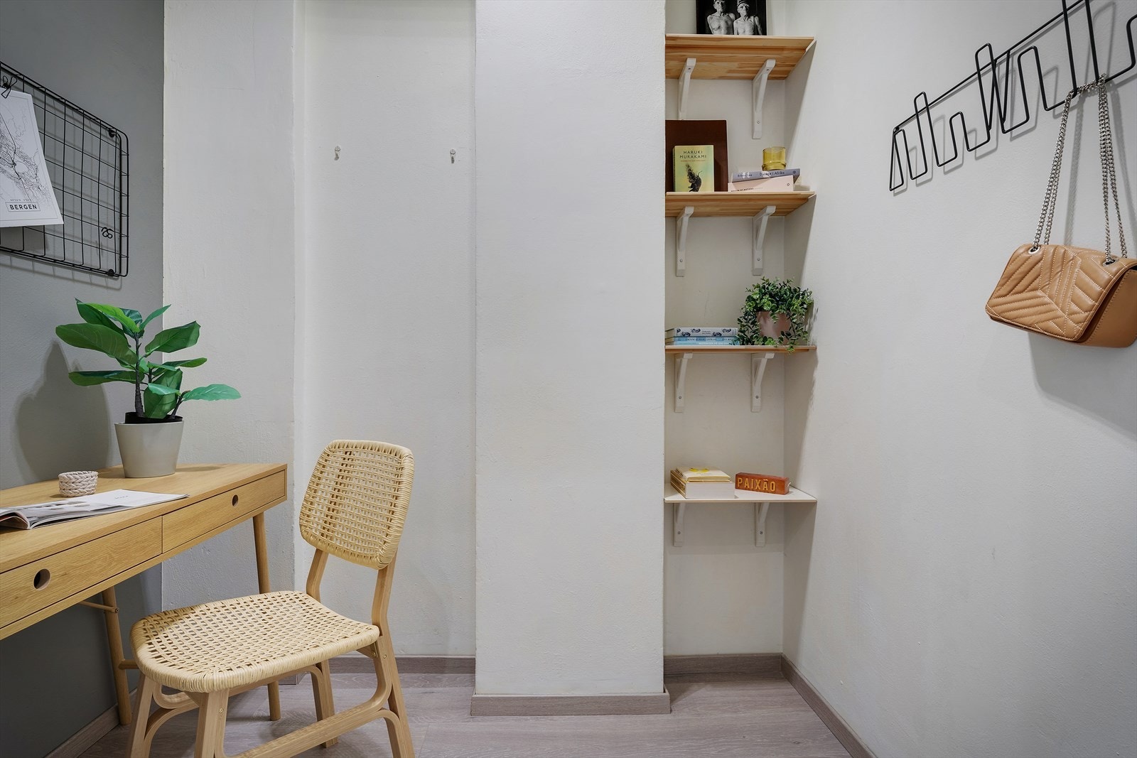 - Kontoret måler 2,7m² - Galleribilde