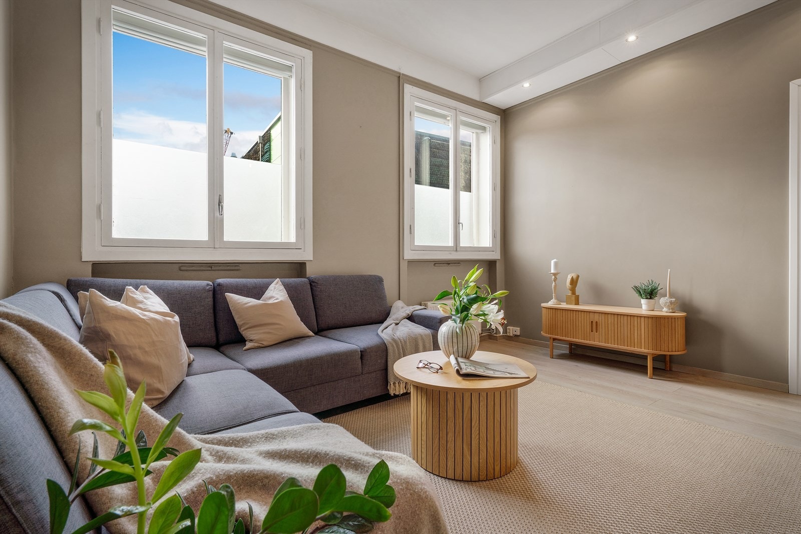 - Merk de store vindusflatene som bidrar til rikelig med verdifullt lysinnslipp. Kombinert med den generøse takhøyden får du en fantastisk romfølelse - Galleribilde