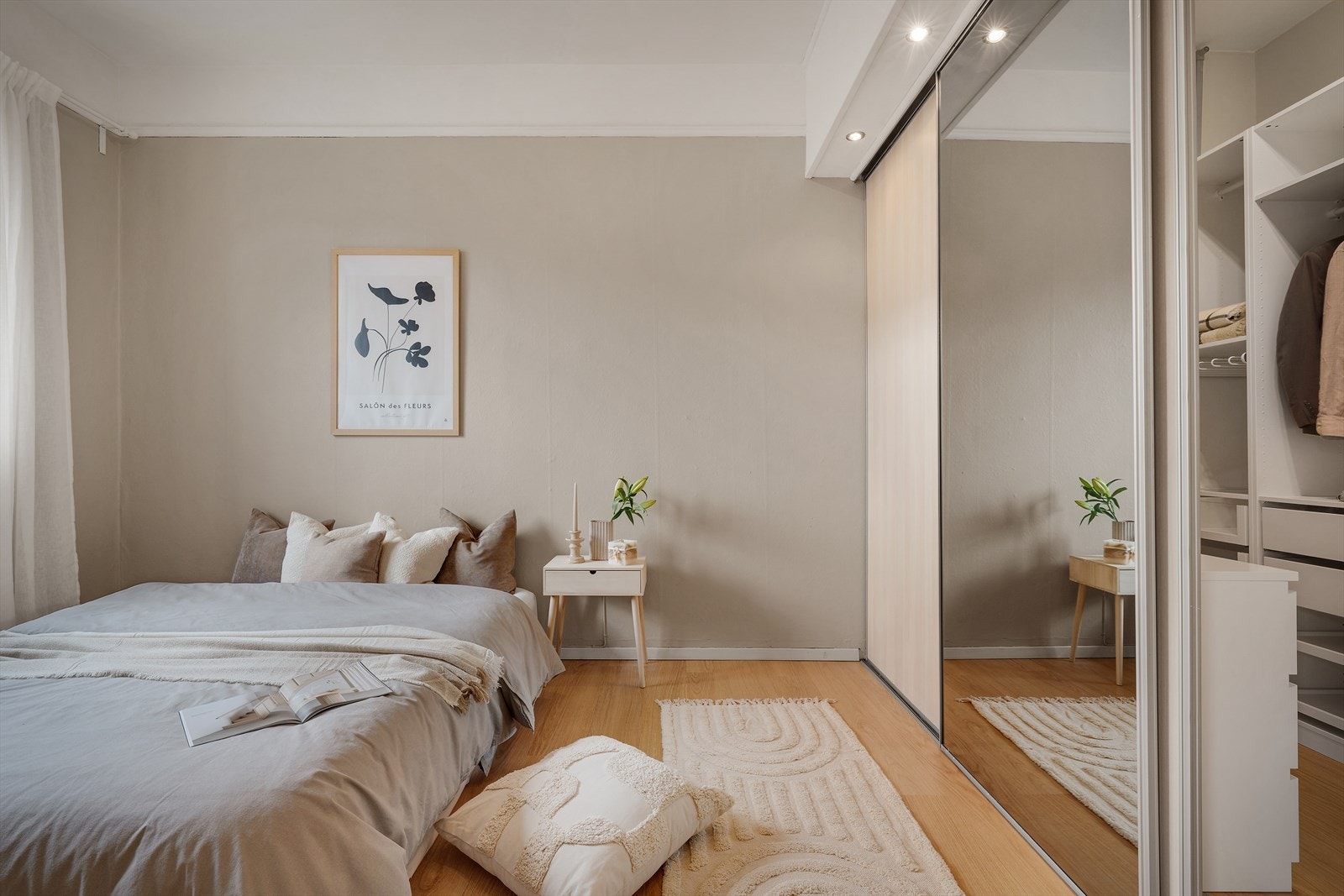 - Soverommet måler hele 16,2m² og har god plass til seng og øvrig ønsket møblement. Merk direkte tilkomst til walk-in-closet skjult bak praktiske skyvedører - Galleribilde