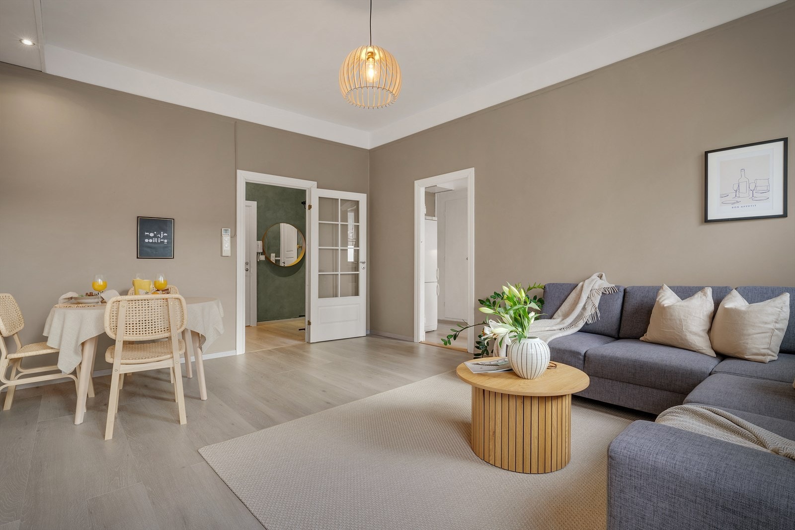 - Stuen måler hele 20,7m² og har god plass til sofagruppe og spisebord i hver sin naturlige sone - Galleribilde