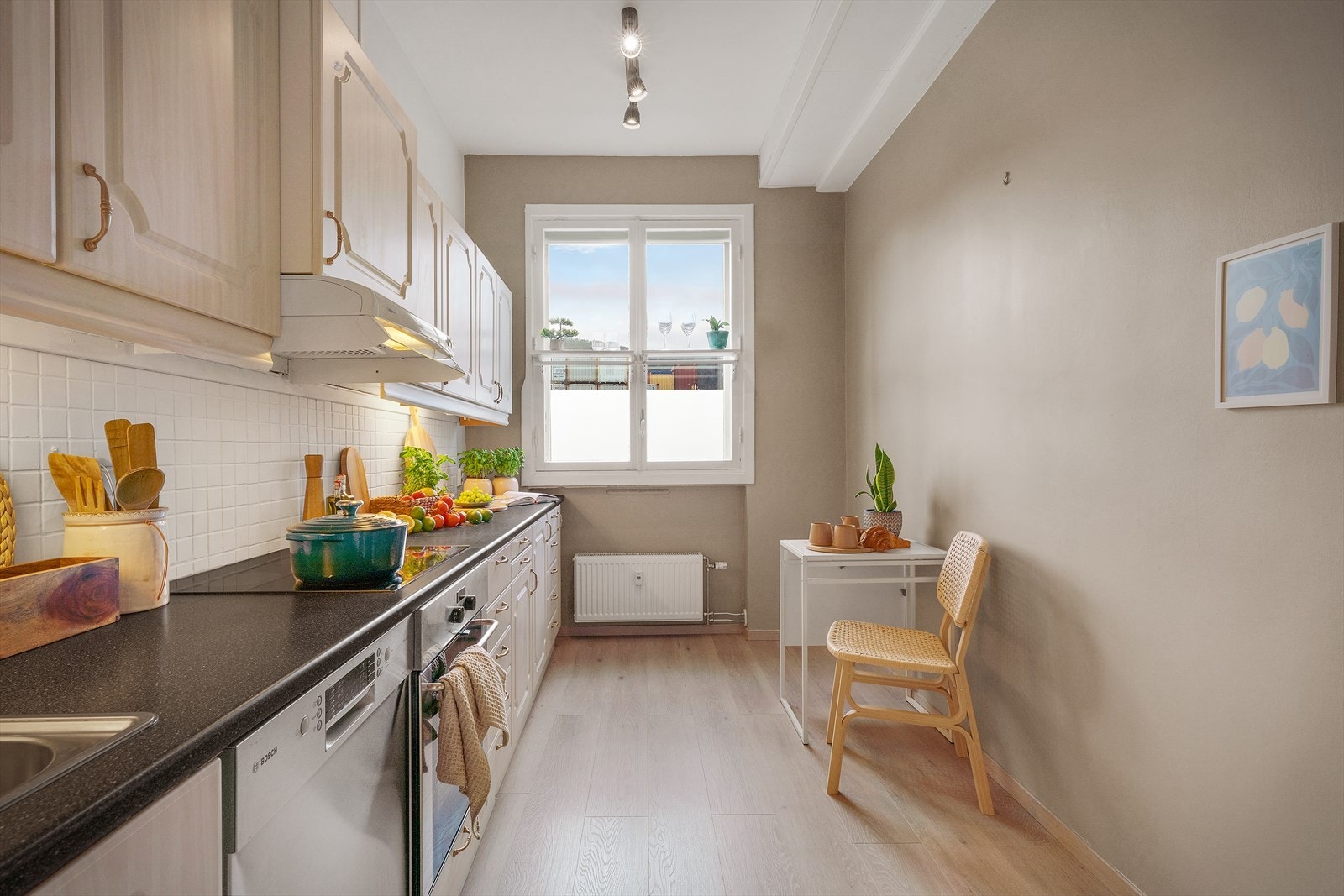 - Kjøkkenet er godt utstyrt med integrert stekeovn, platetopp, villavent ventilator og oppvaskmaskin - alt medfølger handelen helt kostnadsfritt - Galleribilde