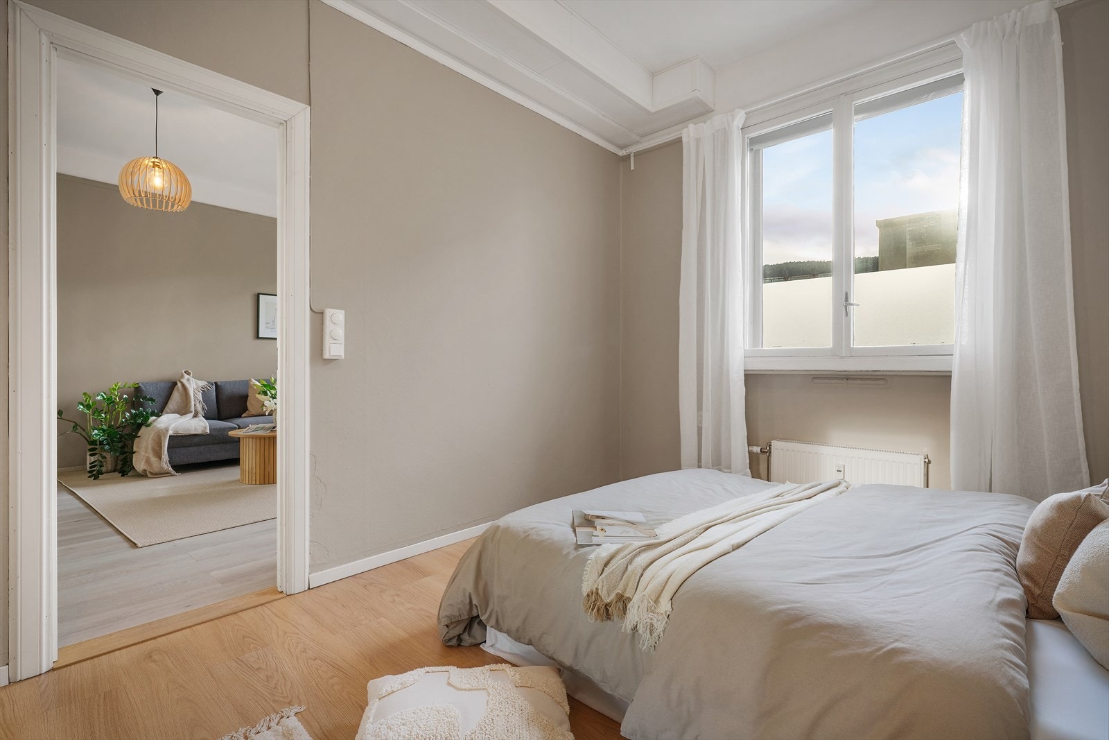 - Merk radiator på vegg som sørger for en behagelig innetemperatur selv på kalde vinterdager - Galleribilde