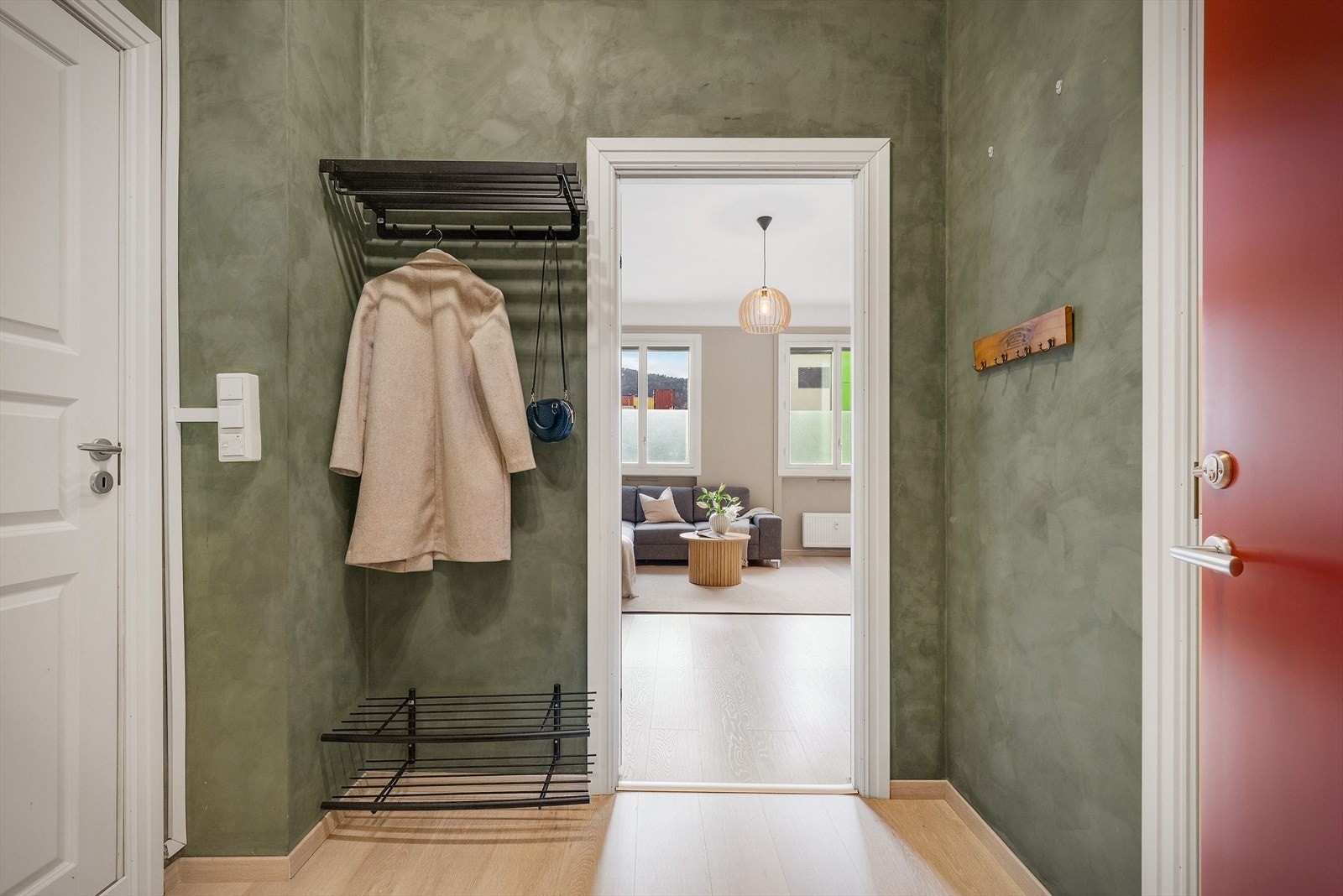 - Du ønskes velkommen inn i en innbydende entré hvor du kan henge fra deg yttertøy - Galleribilde