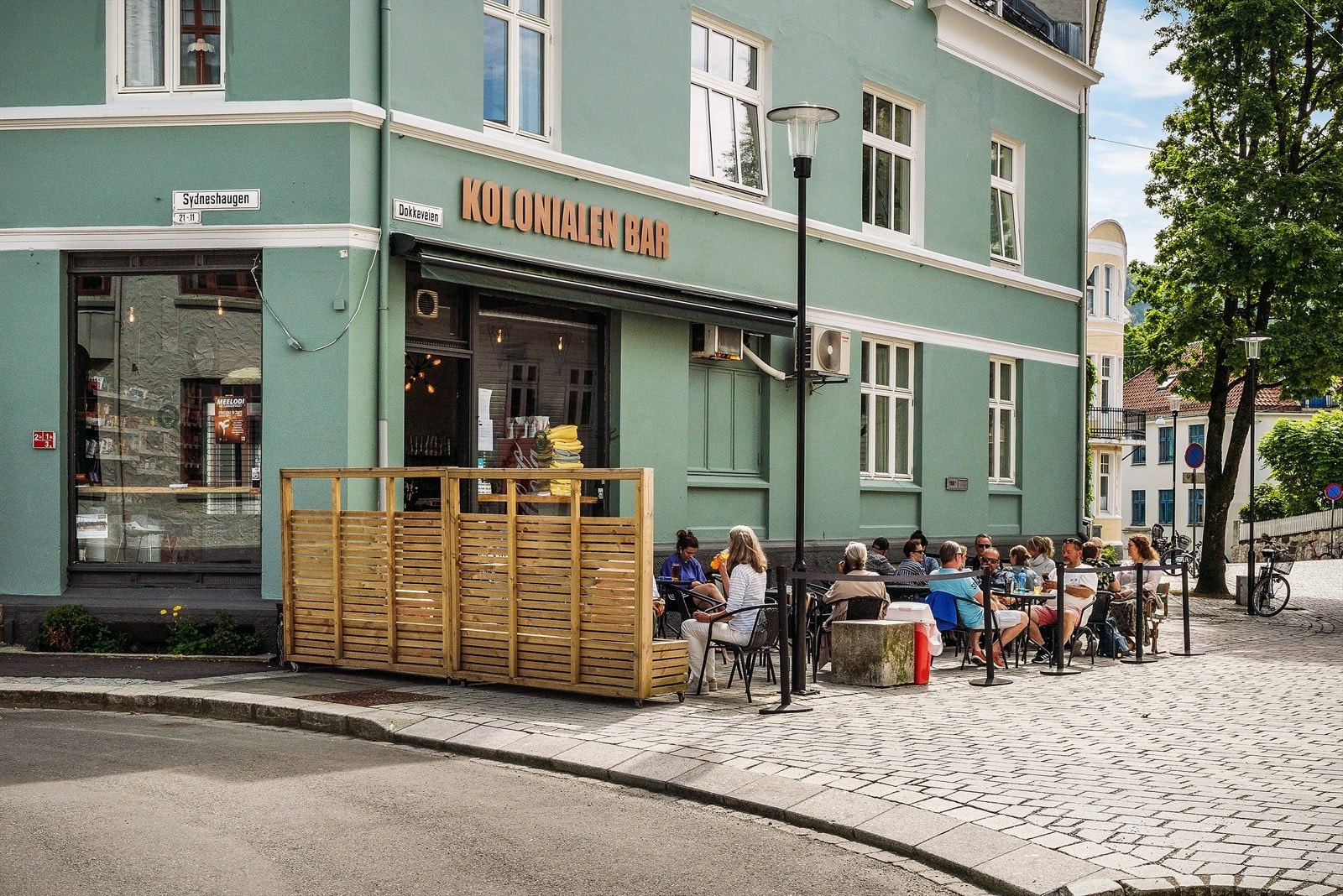 - Tar du en tur opp Dokkebakken rett bak aksjelaget, finner du den lokale nabobaren og søndagsåpen butikk - Galleribilde