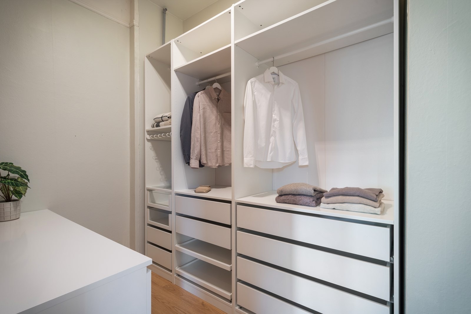 - Walk-in closet er en stor drøm for mange! Et helt rom kun for garderoben, godt organisert i hyller og skap - Galleribilde