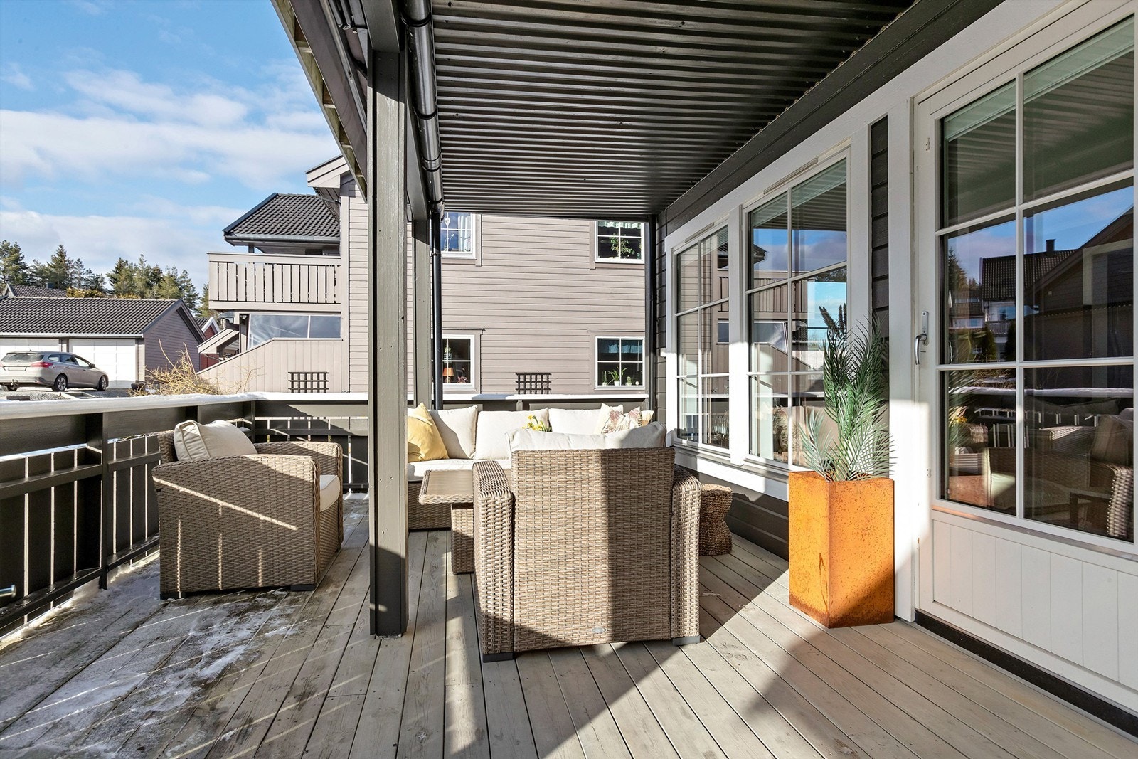 Fra stuen er det utgang til vestvendt terrasse. Her har du solen fra ca. kl. 14 og til ca. 21:30 om sommeren Galleribilde