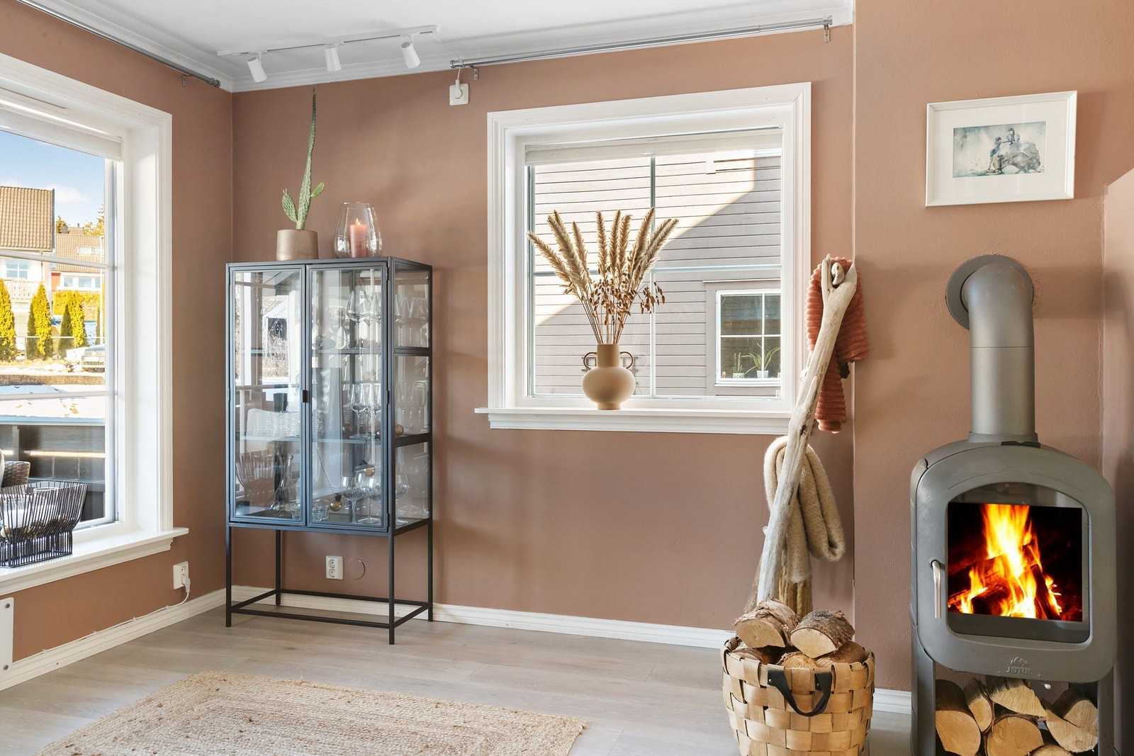 Den sentralt plasserte vedovnen skaper både varme og hygge Galleribilde