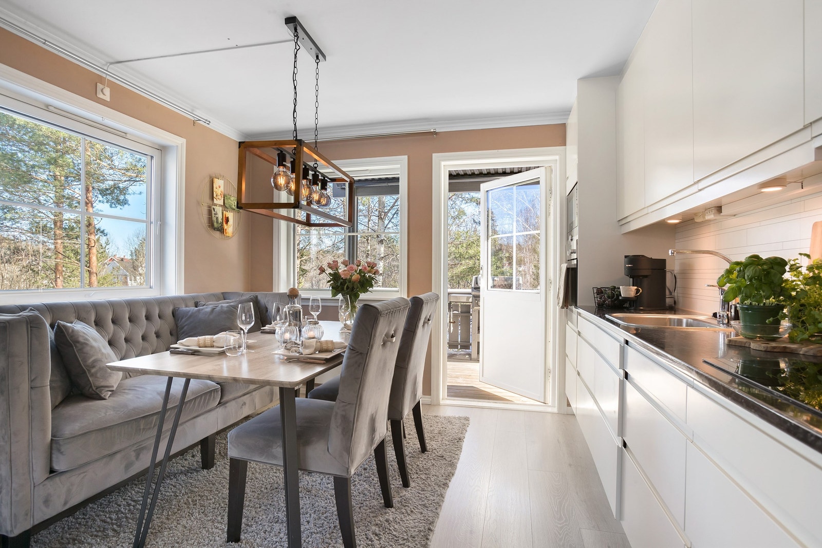 Det er utgang fra kjøkkenet til østvendt terrasse Galleribilde