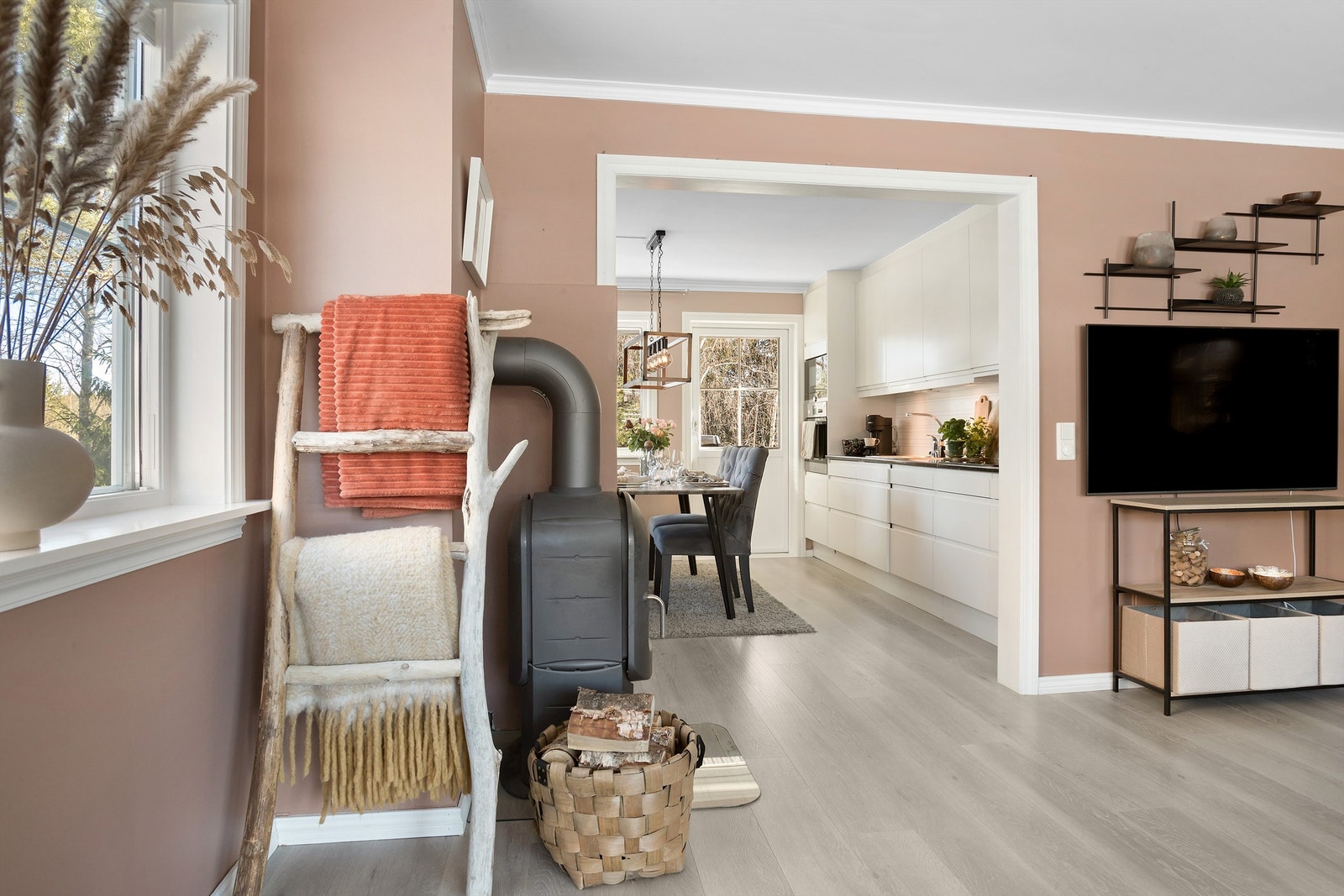 Det er delvis åpen lønsing mellom stue og kjøkken Galleribilde