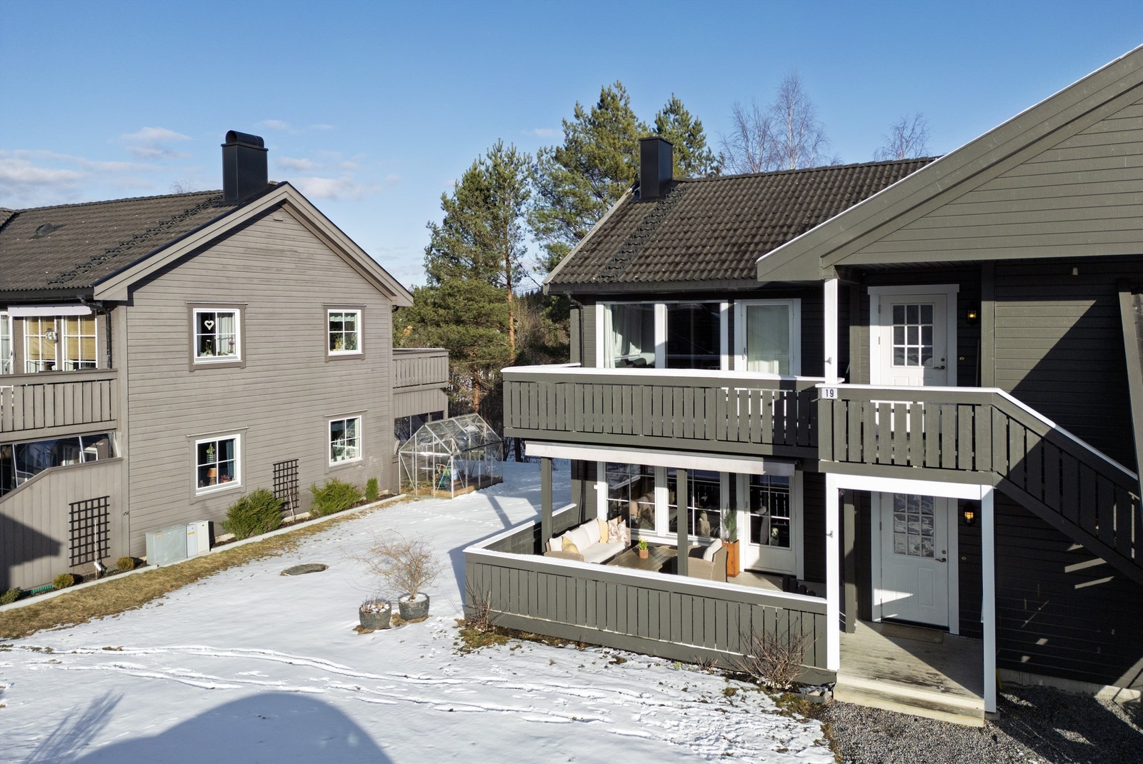 Det er tilgang til hage og det er gode solforhold Galleribilde