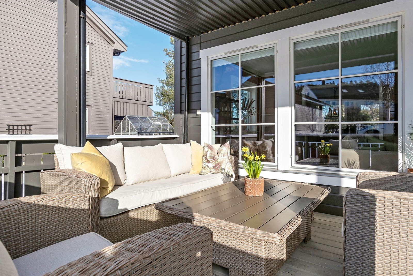 Terrassen er delvis overbygget og har en koselig krok Galleribilde
