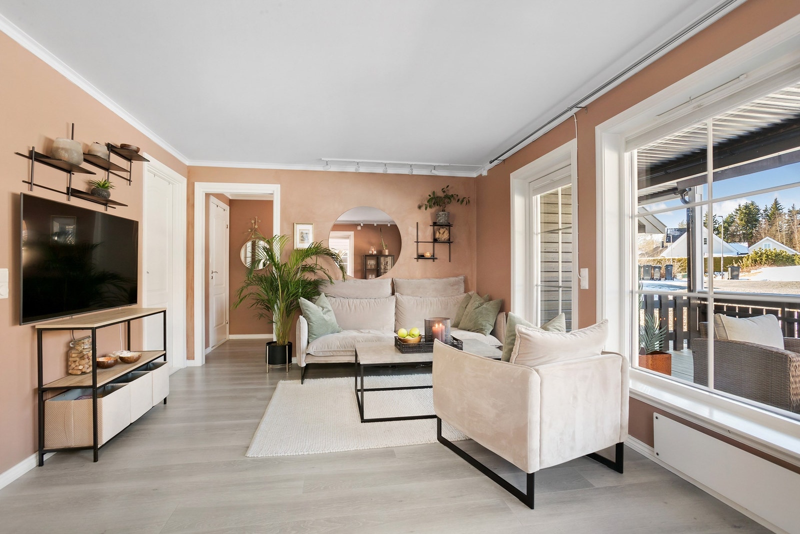 Stua har god plass til en komfortabel sofakrok Galleribilde