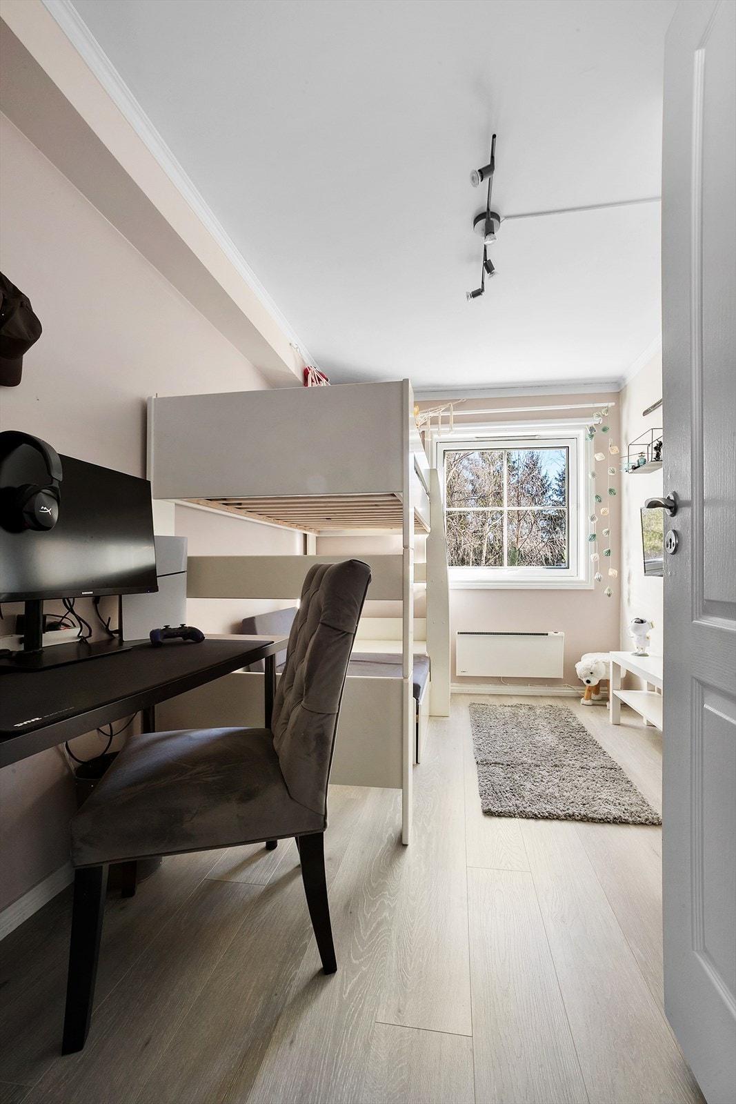 Her er det plass til både skrivepult og køyeseng, og det er garderobeskap bak døren Galleribilde