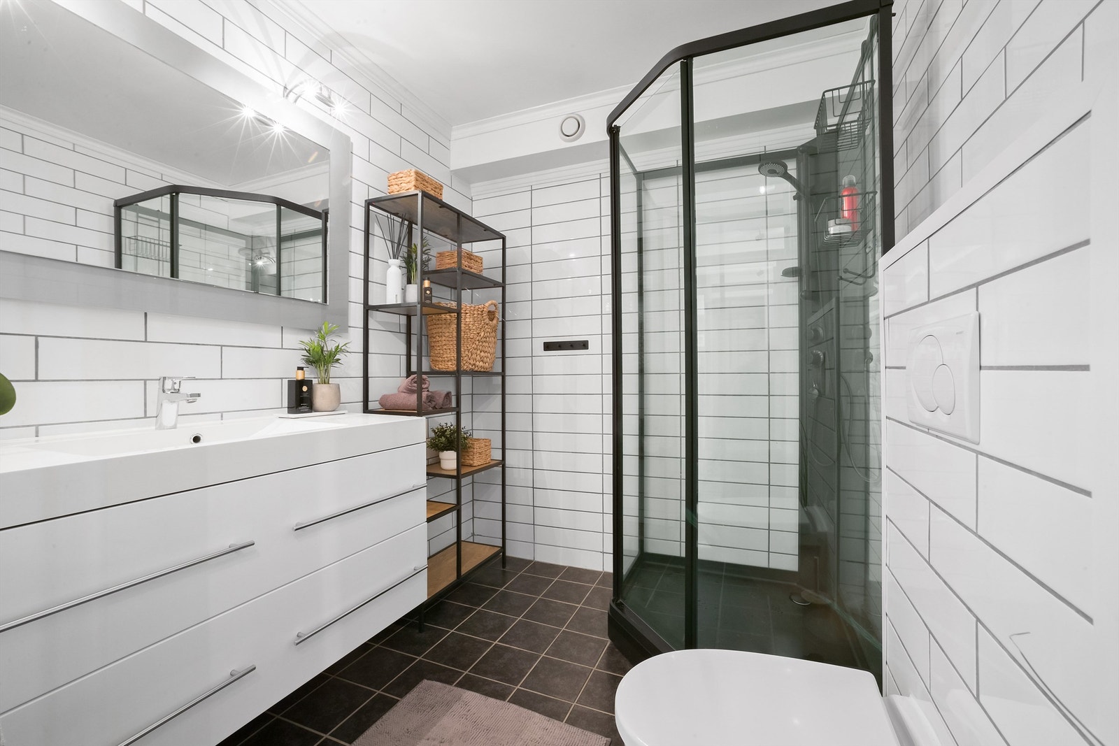 Tidløst bad fra 2001, med overflater og innredning oppgradert senere år, samt dusjkabinett fra 2024 Galleribilde