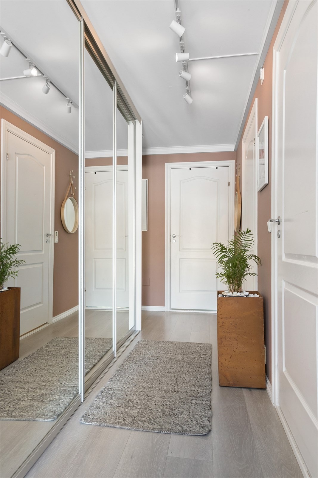 I gangen er det romslig skyvedørsgarderobe Galleribilde