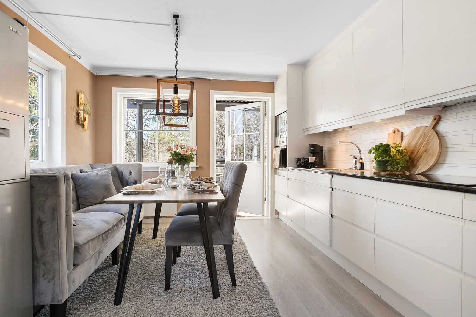 Lyst og moderne kjøkken med god plass til spisebord Galleribilde