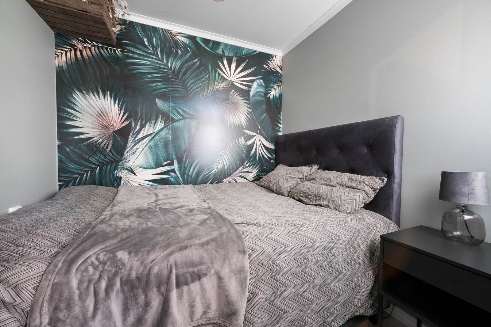 På det minste soverommet er det i dag en dobbeltseng, men rommet egner seg godt som barnerom eller f.eks. kontor Galleribilde