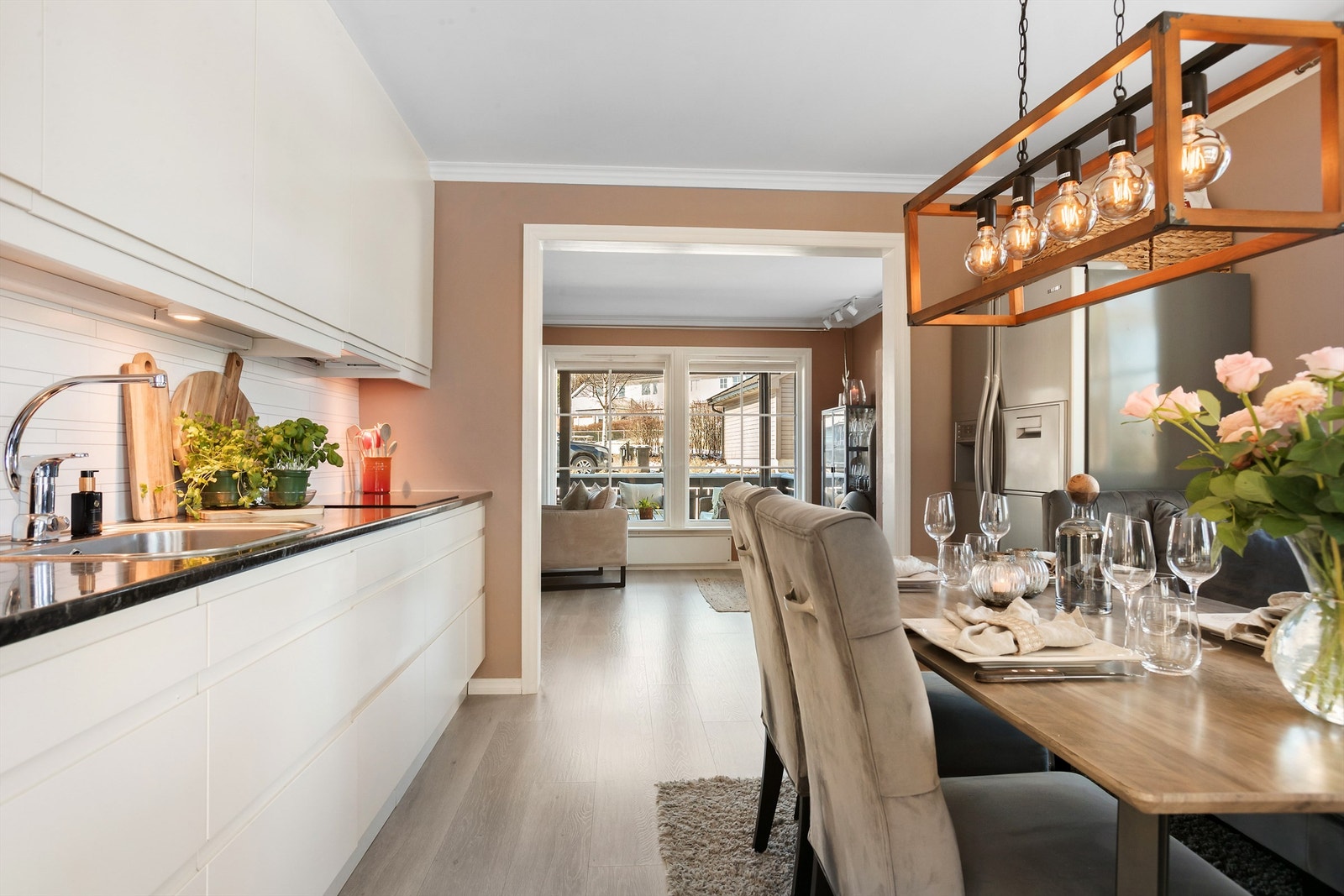 Kjøkkenet har godt med skap- og skuffeplass Galleribilde