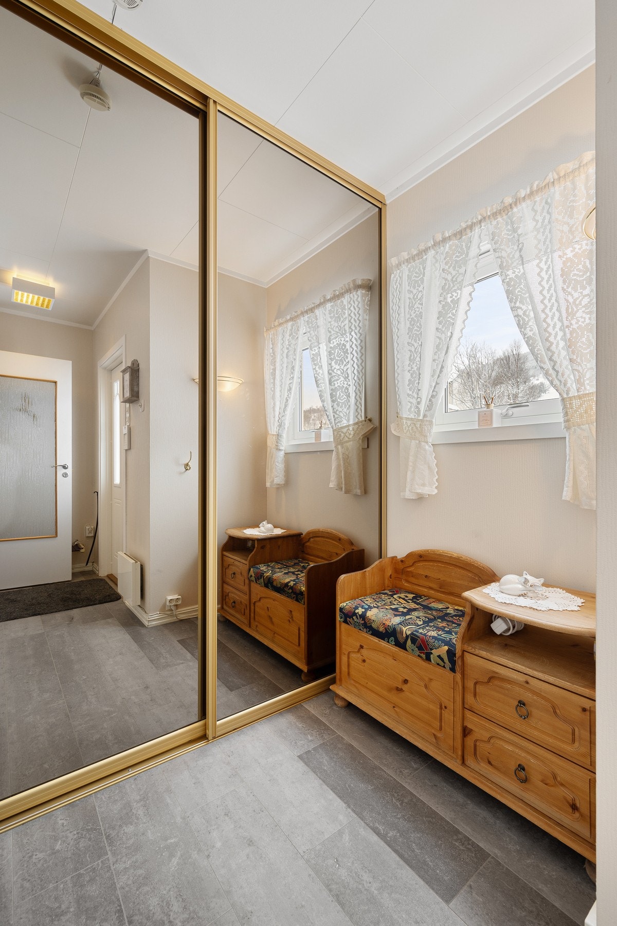 Entre med skyvedørsgarderobe Galleribilde