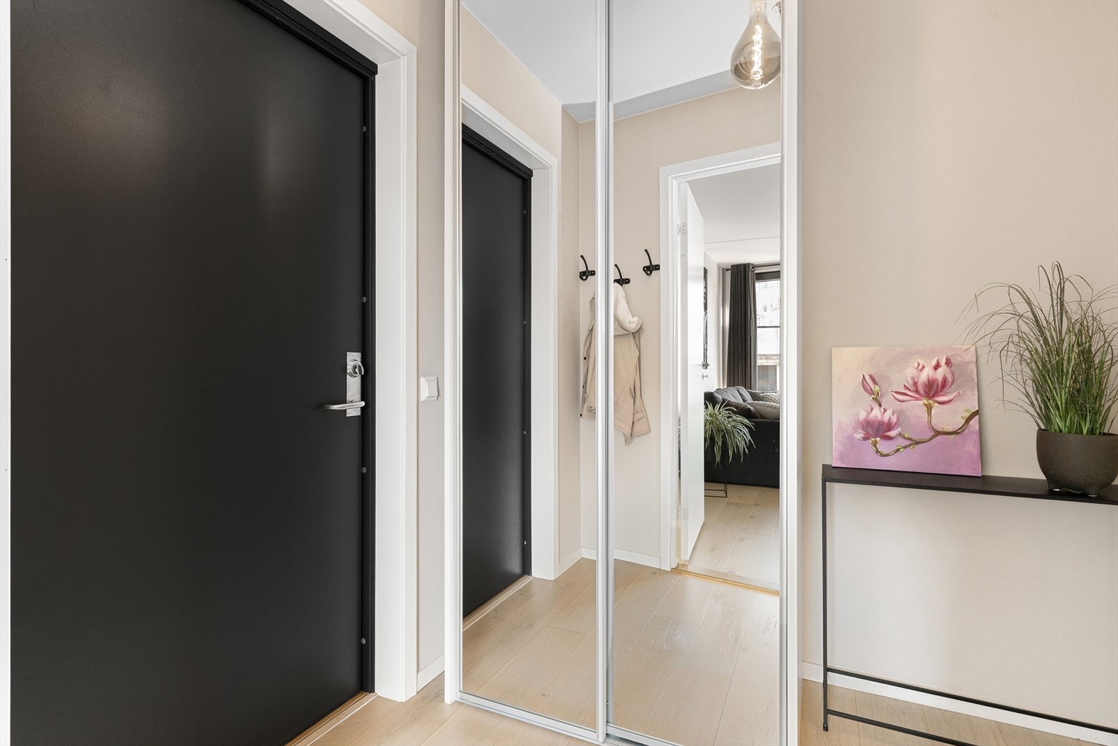Entré med skyvedørsgarderobe. Galleribilde