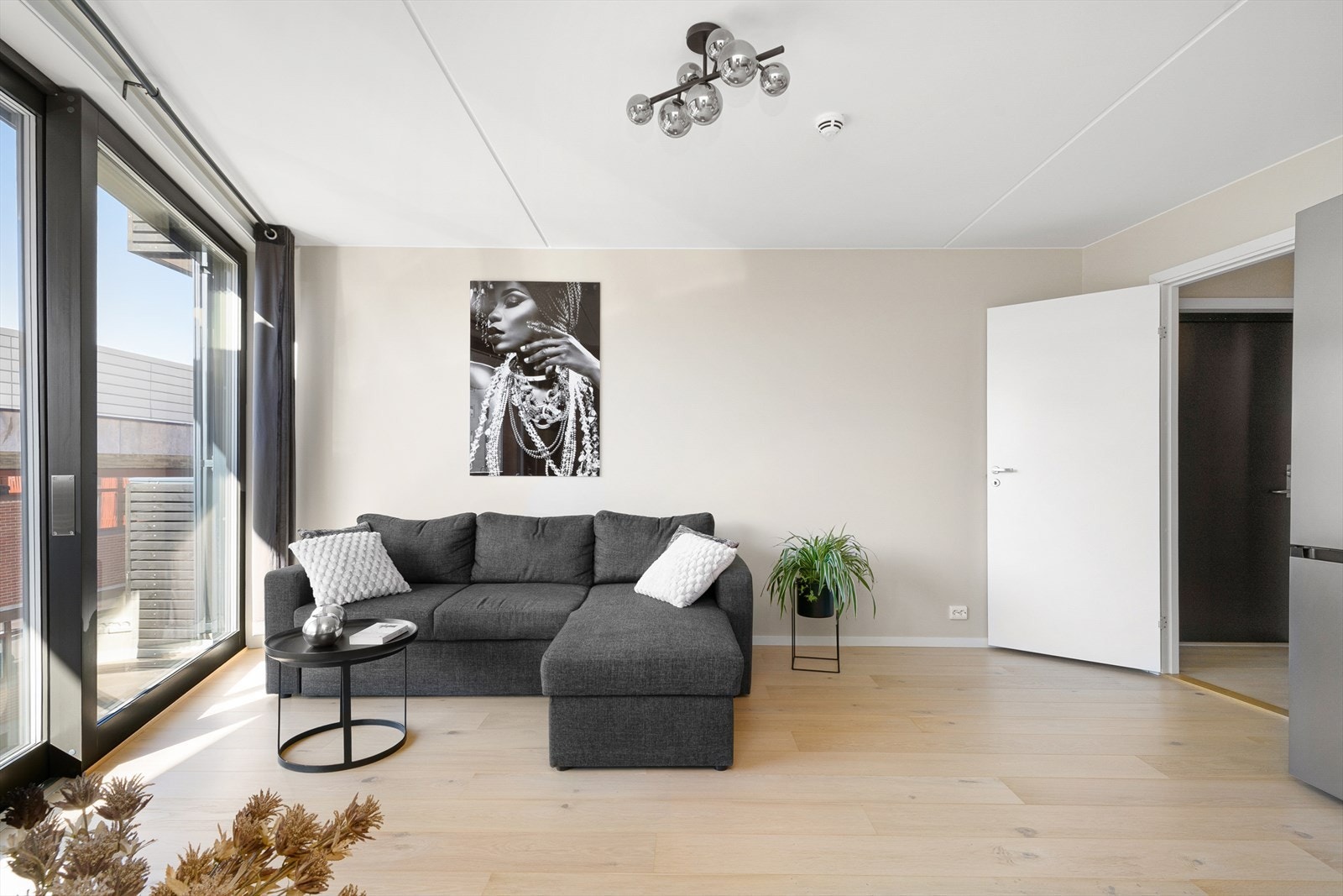 Store vindusflater som gir mye naturlig lys. Galleribilde