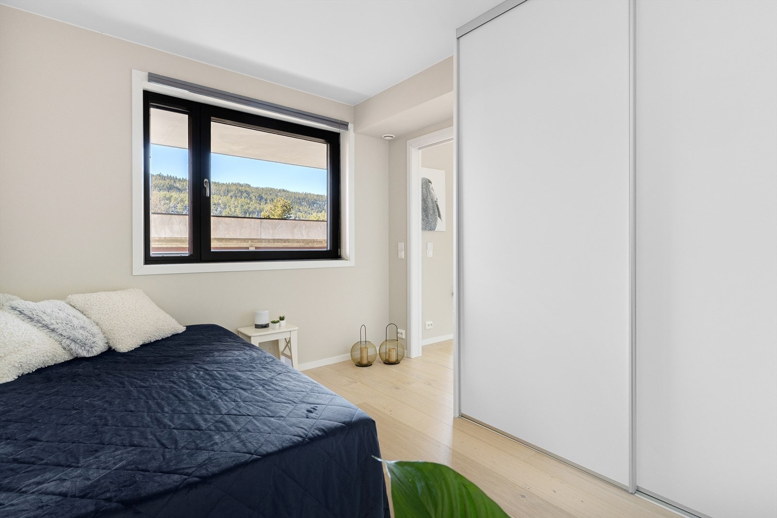 Soverom har plass til dobbeltseng, samt har praktisk skyvedørsgarderobe med god plass til oppbevaring. Galleribilde