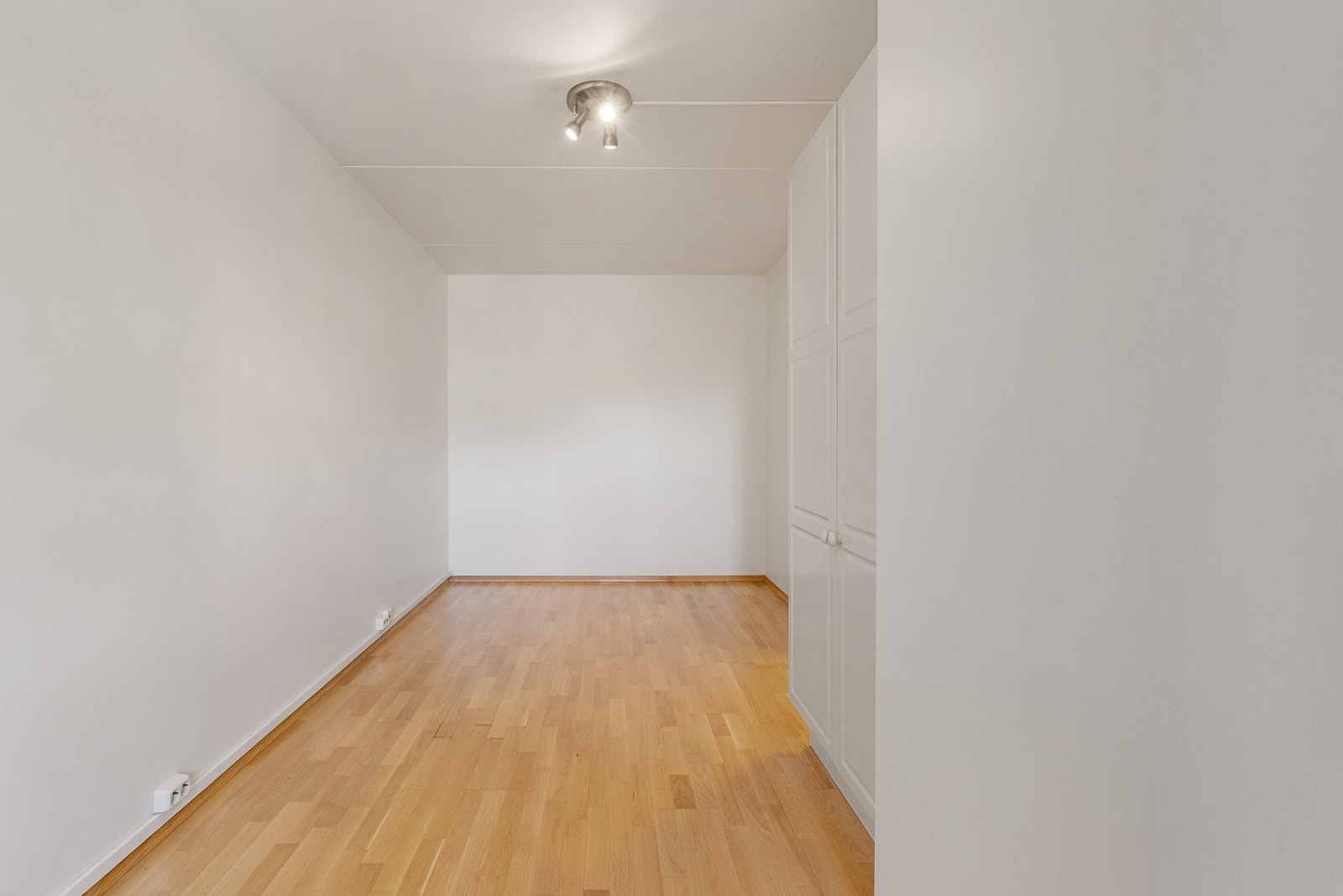 Det er god plass til stor seng, nattbord og annet ønsket møblement. Galleribilde