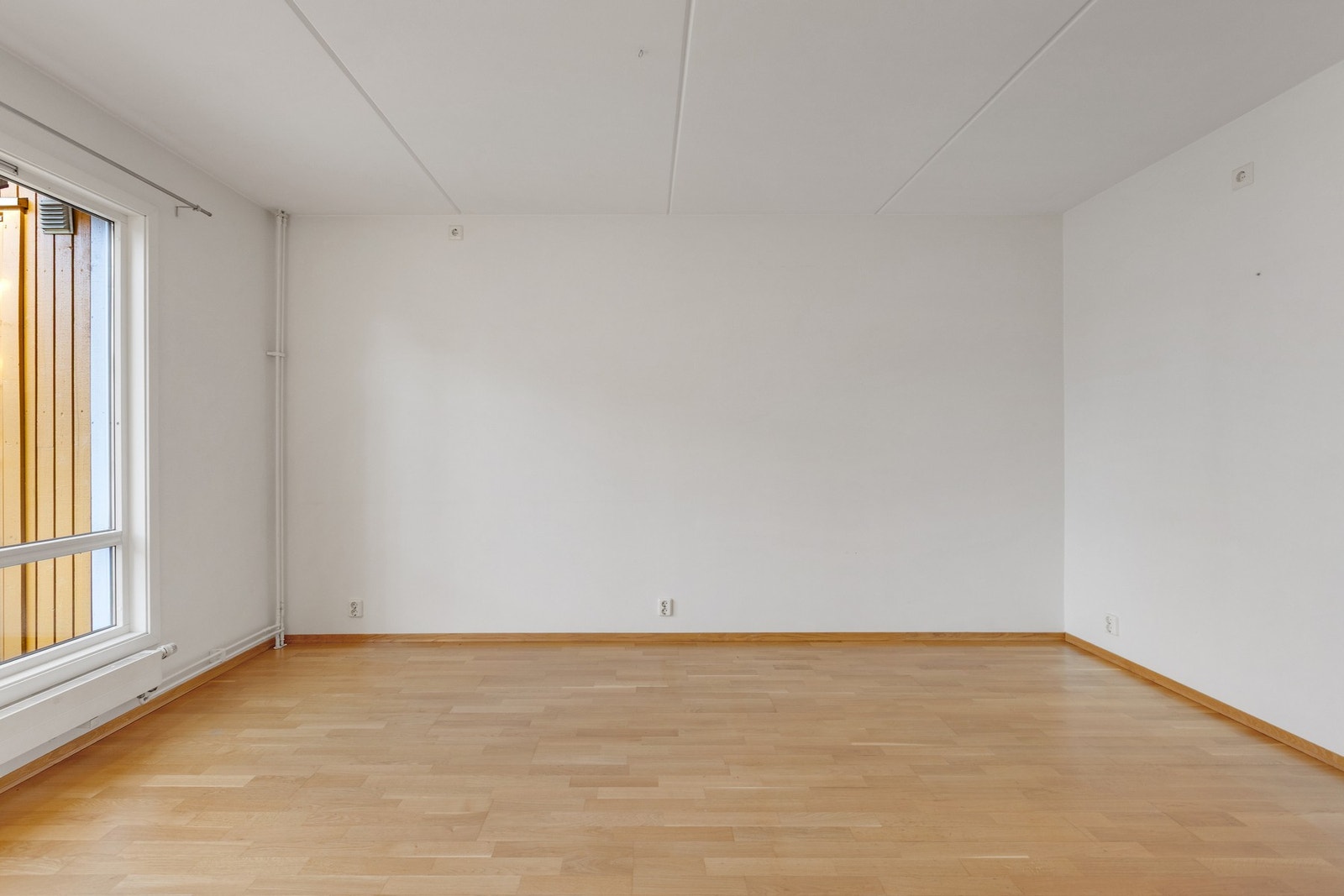 Her er det god plass til bl.a. sofaseksjon, medievegg og spisebord. Galleribilde