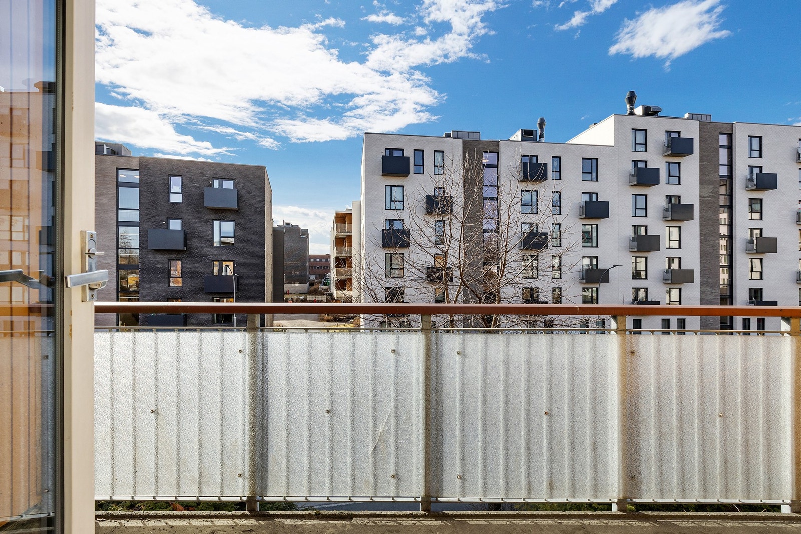 En lys og gjennomgående 3-roms selveier med vestvendt balkong og garasjeplass! Galleribilde