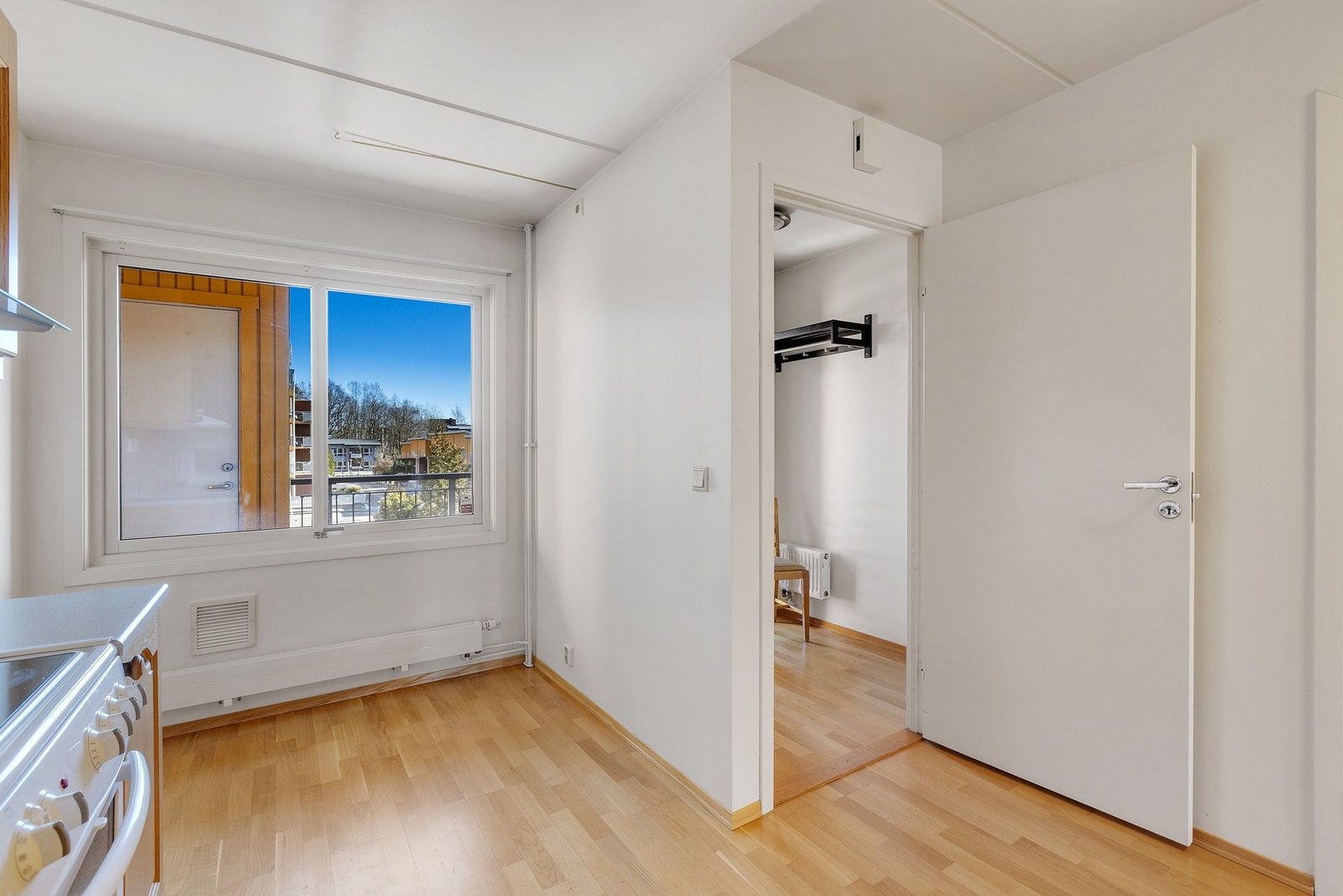 Det er god plass til et spisebord på kjøkkenet. Galleribilde