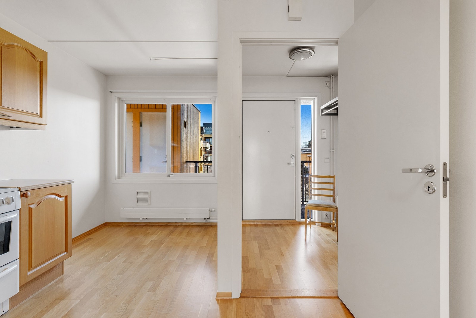 Med en smart planløsning og lysinnslipp fra to sider oppleves leiligheten lys og luftig. Galleribilde