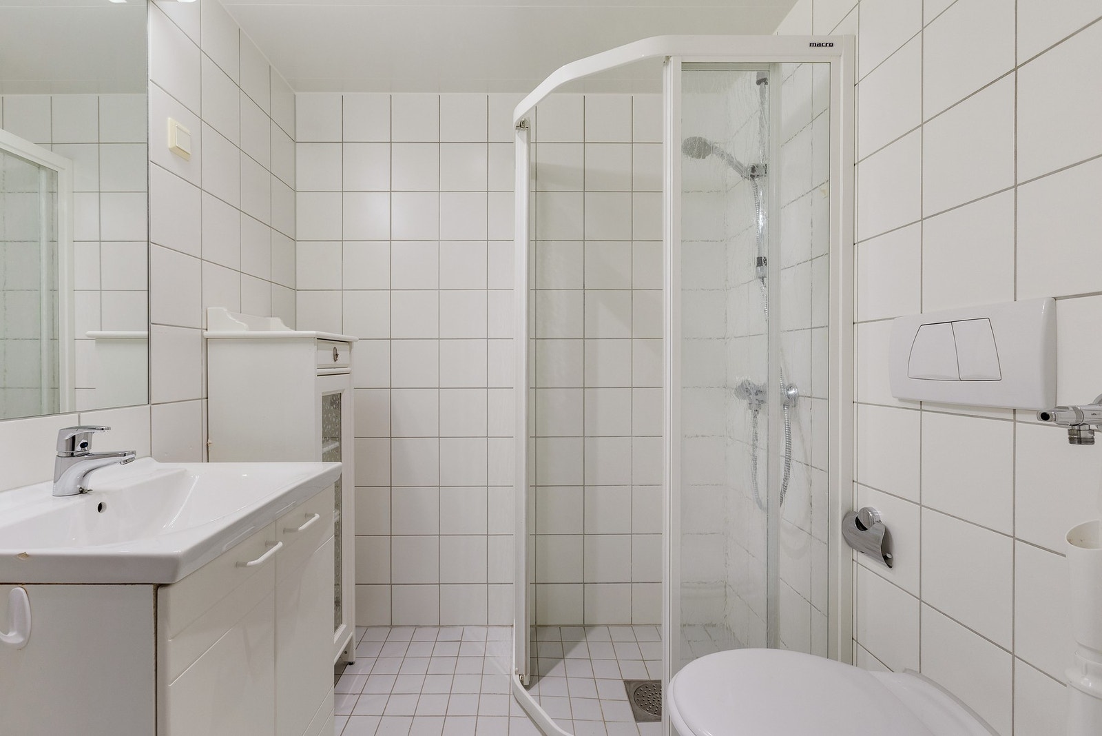 Mellom stuen og kjøkkenet finner man badet. Galleribilde