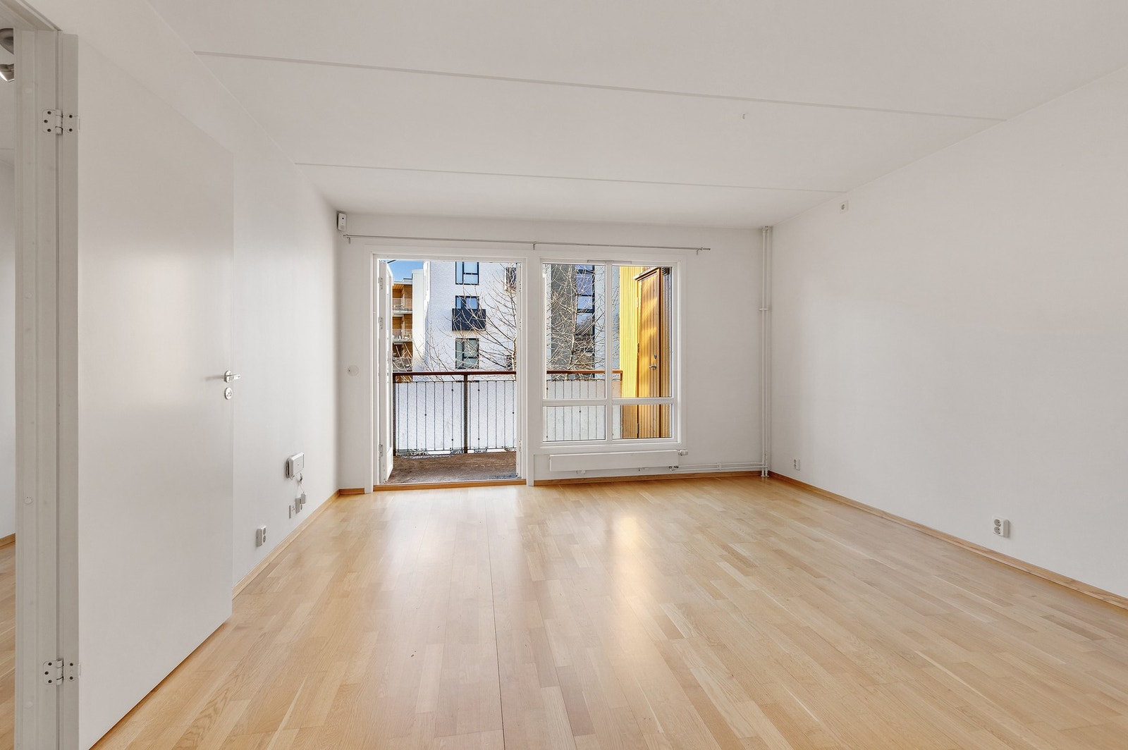 Lys og romslig stue med store vindusflater som slipper inn rikelig med naturlig lys og skaper en innbydende atmosfære. Galleribilde