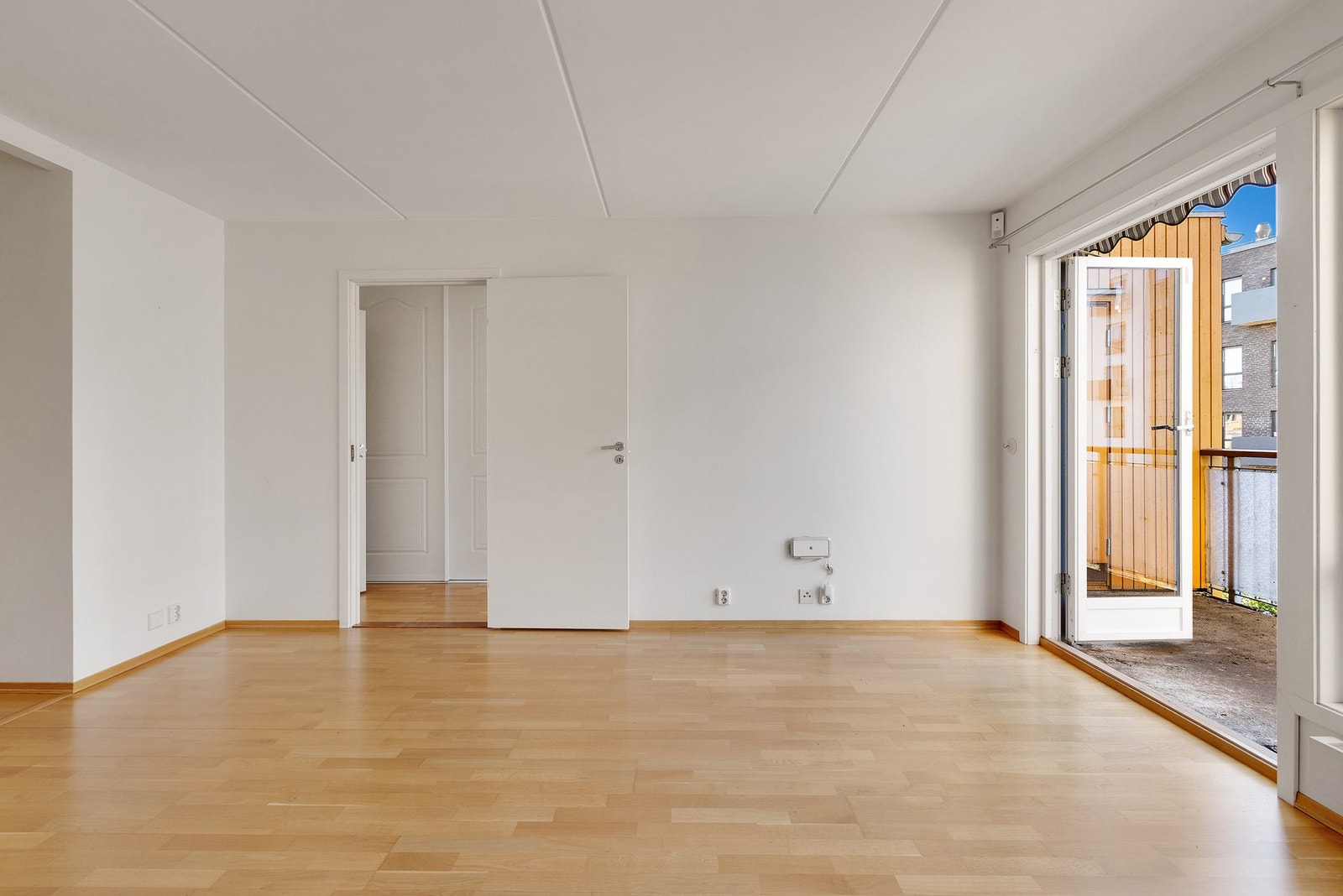 Utgang til balkong fra stuen - en herlig forlengelse av rommet! Galleribilde