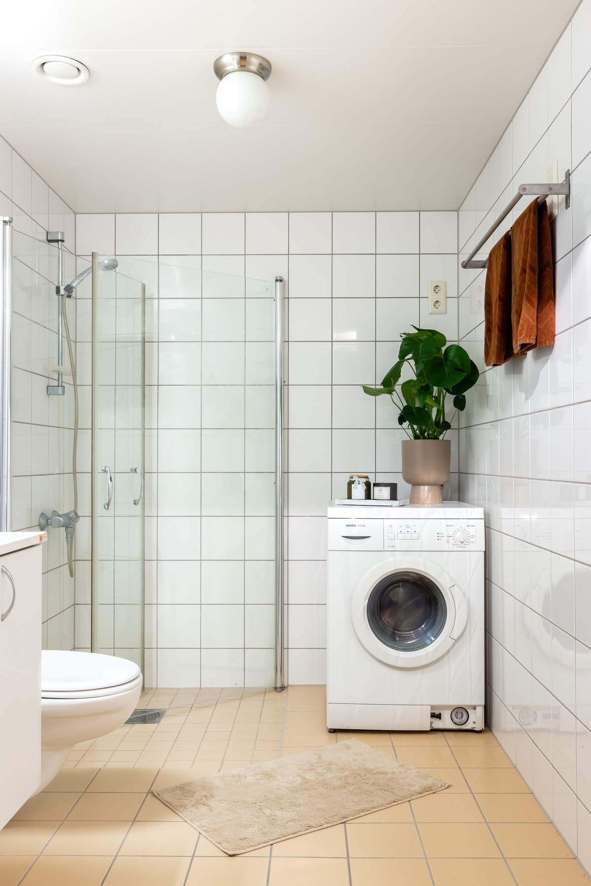 Innredningen består av servant på underskap, speil med sideskap og overbelysning. Videre er det vegghengt toalett og dusjhjørne med innfellbare glassdører som frigjør plass på gulvet. Galleribilde