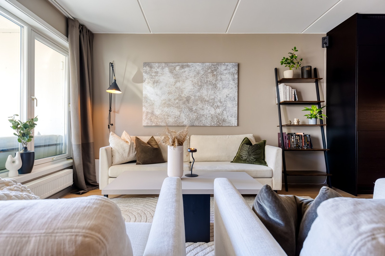 Oppholdsrommet har god plass til sofagruppe med tilhørende møblement. Galleribilde