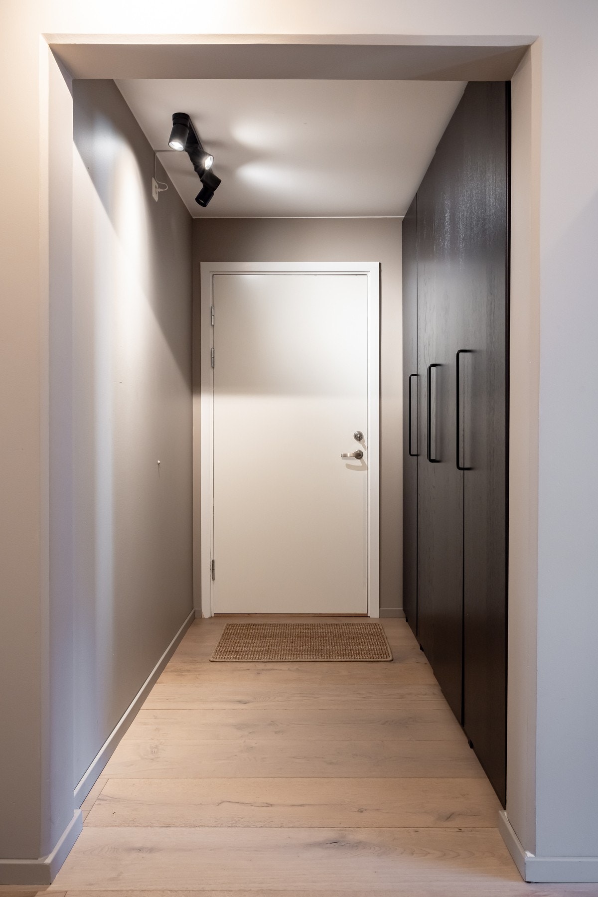 Velkommen inn til det som kan bli ditt nye hjem! Heisadkomst til etasjeplan. Galleribilde