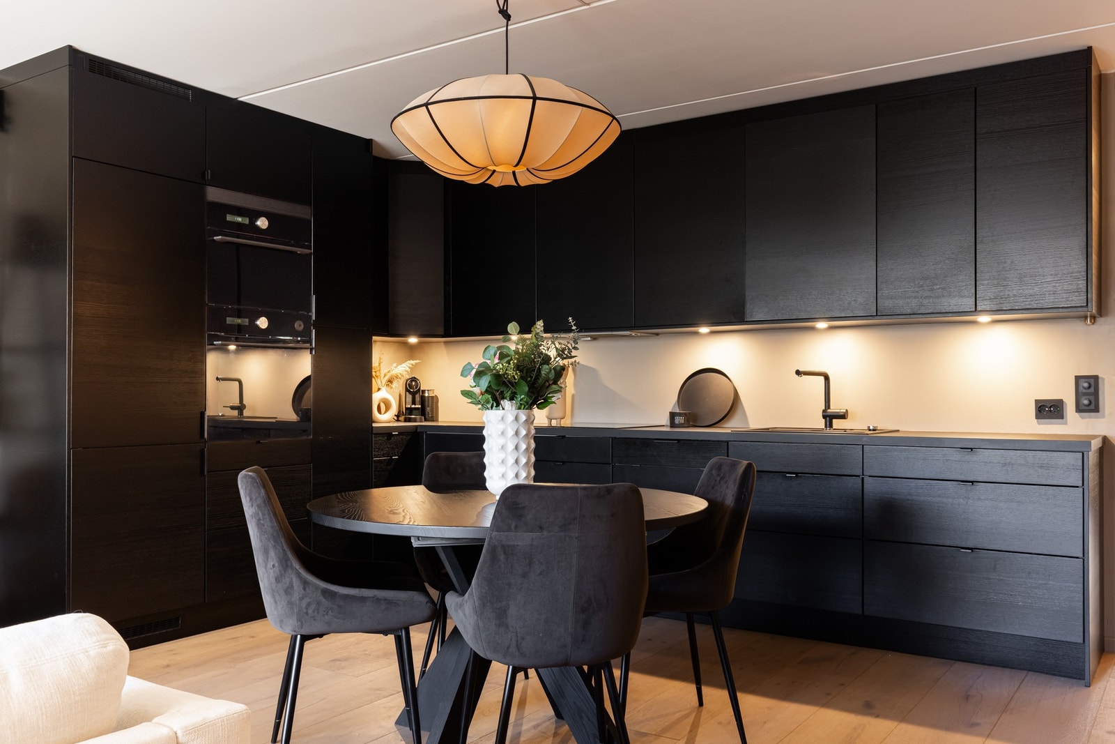 Stuen og kjøkkenet er i en åpen løsning og gir med det et sosialt allrom. Galleribilde